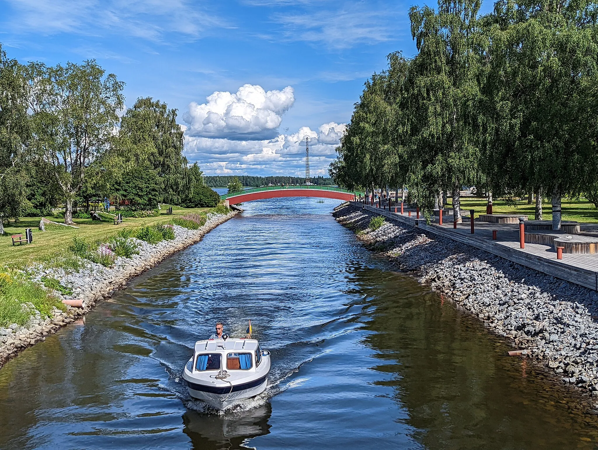 Photo showing: Båt åker igenom Piteå, den 9 juli 2022