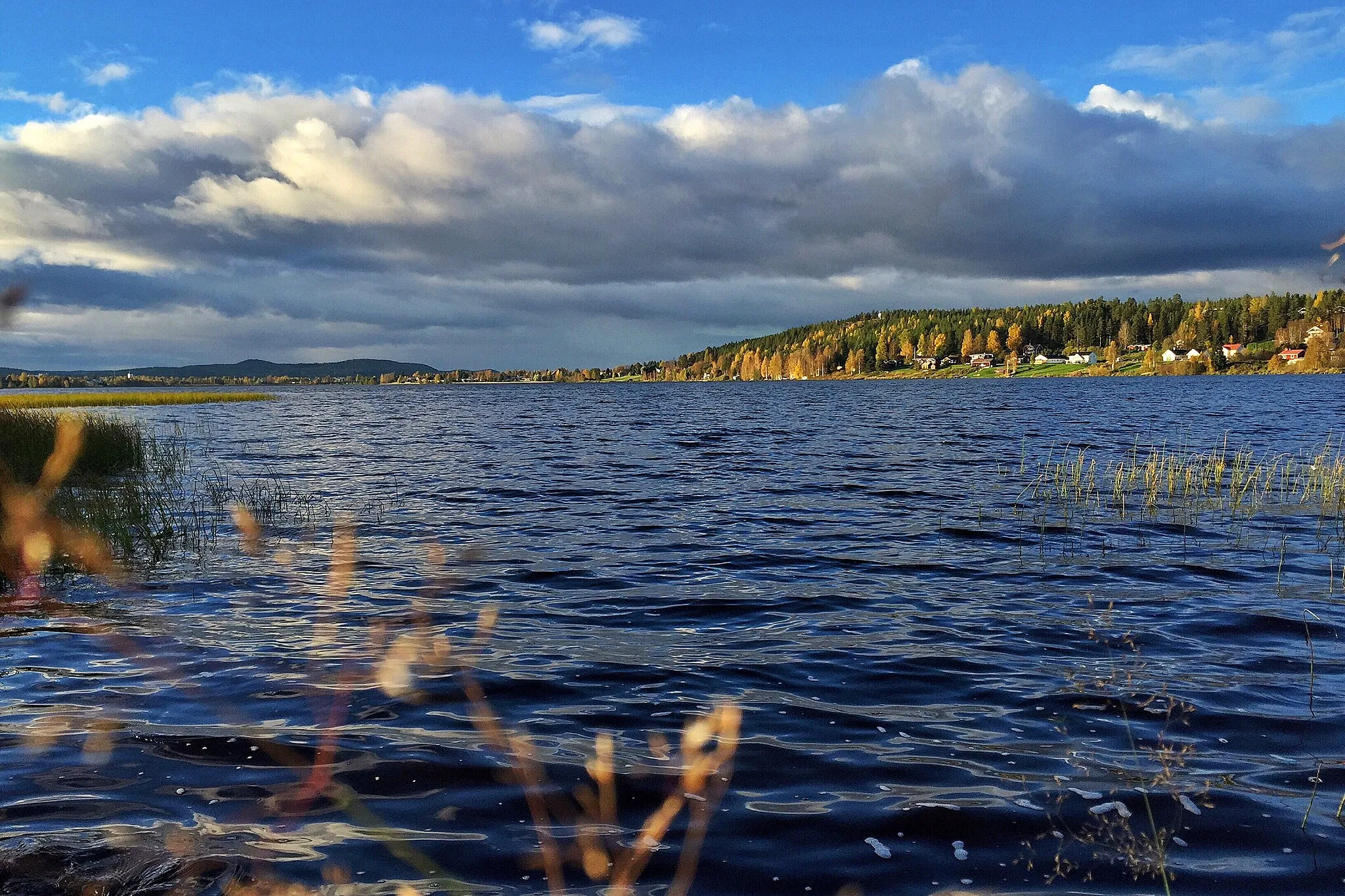 Photo showing: Svartbyträsket är en sjö i Bodens kommun i Norrbotten och ingår i Luleälvens huvudavrinningsområde. Sjön har en area på 1,37 kvadratkilometer och ligger 7 meter över havet.
Vy från strandkant i södra svartbyn.
Ute till vänster skymtas Överluleå kyrkas vita torn.

Rakt över sjön syns Svedjebergsfästet.