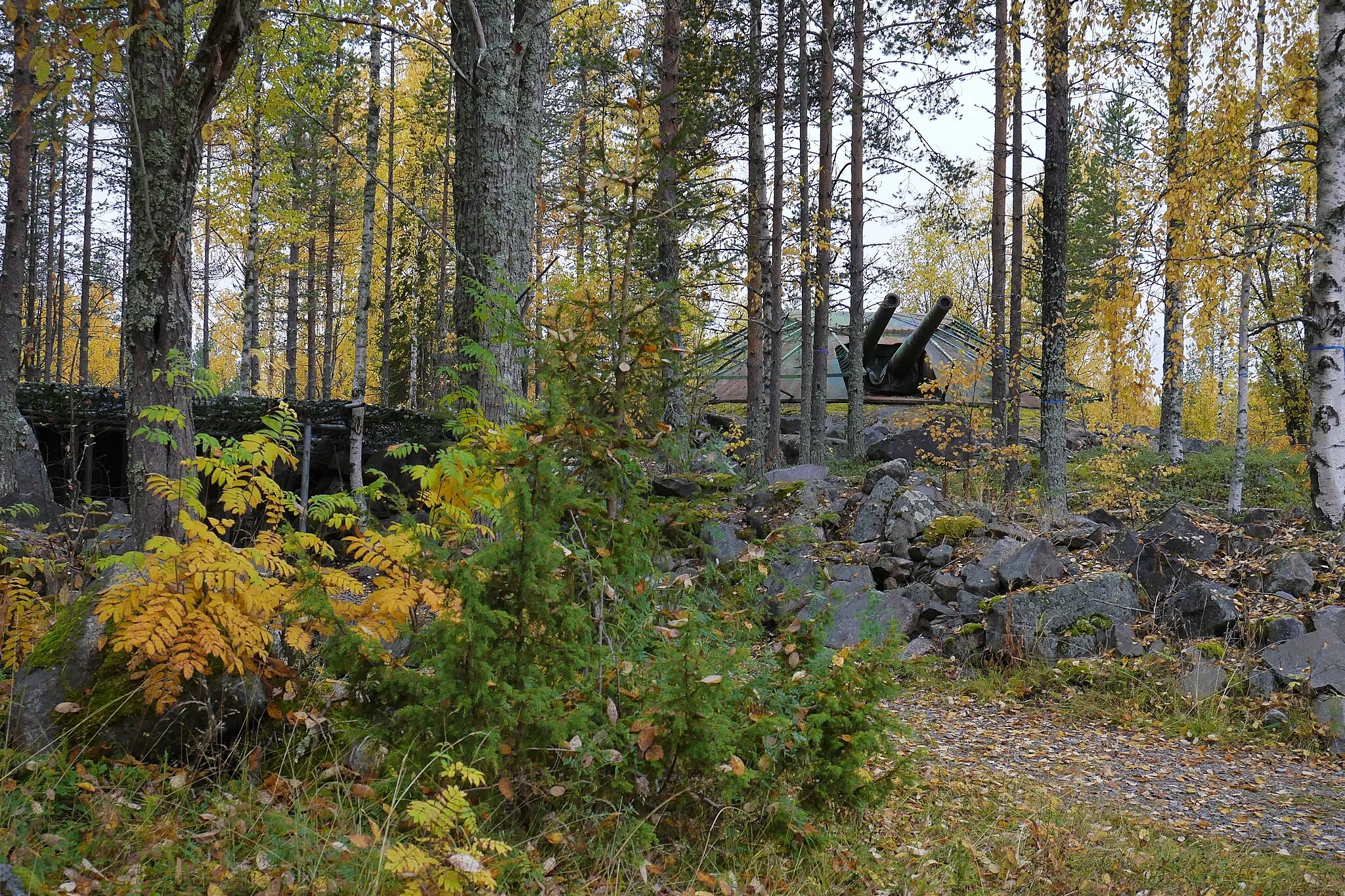 Photo showing: Siknäsbatteriet utgjorde en del av Kalixlinjen och huvudartilleriet bestod av åtta stycken 15,2 cm kanoner m/03 som stod i fyra dubbeltorn. Dessa hade tidigare suttit på pansarkryssaren Fylgia. Kanonerna kunde lägga artillerield över en invasionsflotta mot Töre hamn men även lägga eld över en framryckande angripare som kom på E4:an från Haparanda.
Effektivt skjutavstånd var 16 km och eldhastigheten kunde med en samkörd besättning komma upp i tre skott i minuten.

Batteriet betjänades av en lokalförsvarsbataljon om över 300 man.