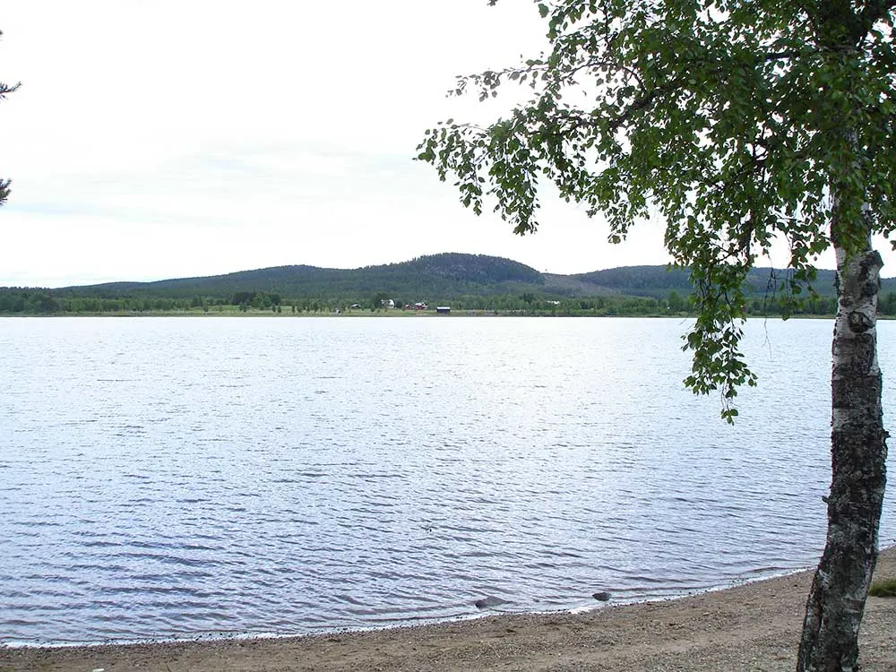 Photo showing: Lake Borgsjön i Swedish Lapland, with Borgsjö village on the other side.