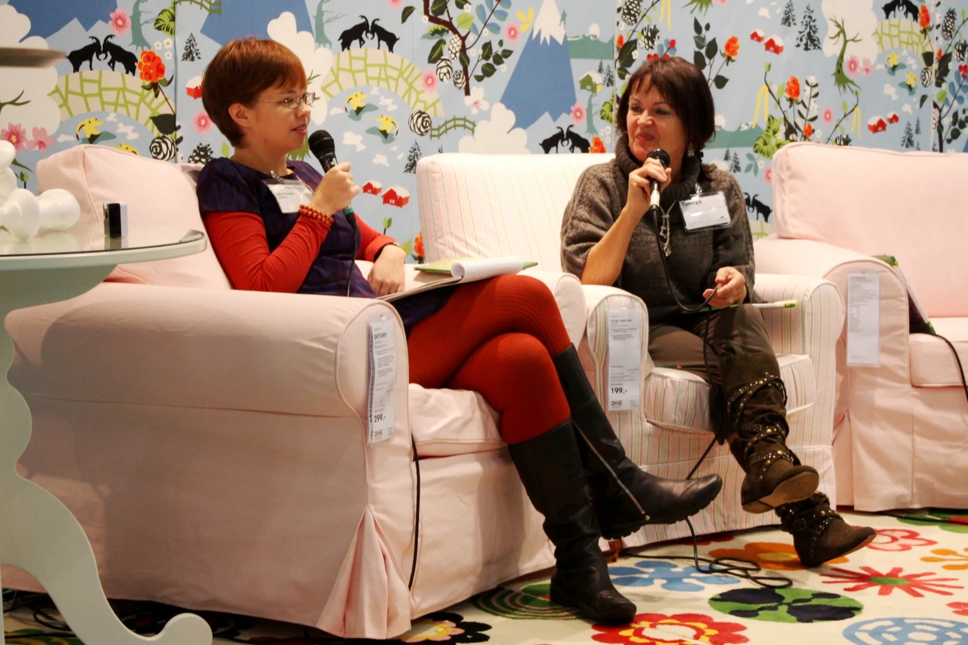 Photo showing: Finnish writers Salla Simukka and Tuula Sandström at Helsinki Book Fair 2009.