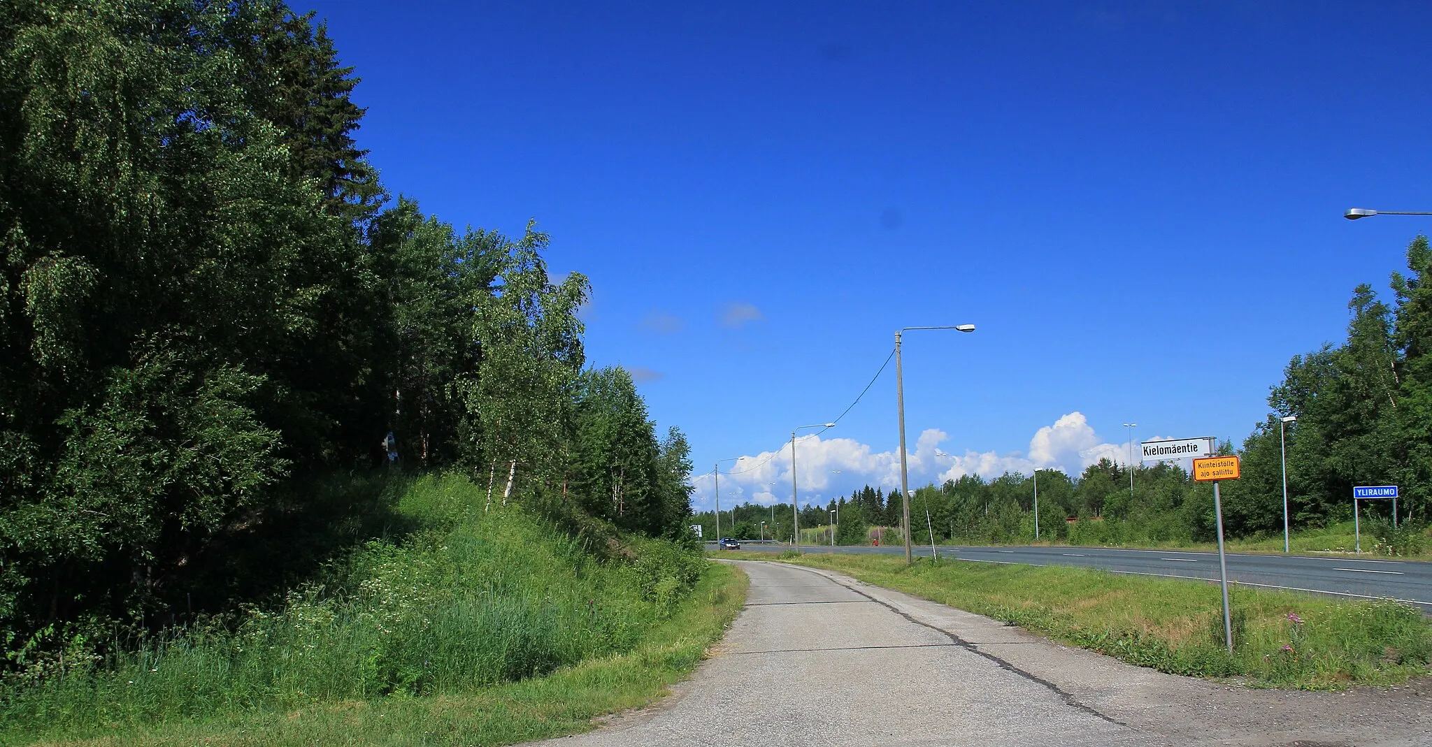 Photo showing: Regional road 921  (Finland), Raumo village, Tornio, Finland.  - On the left memorial of Raumo battle 6th October, 1944.