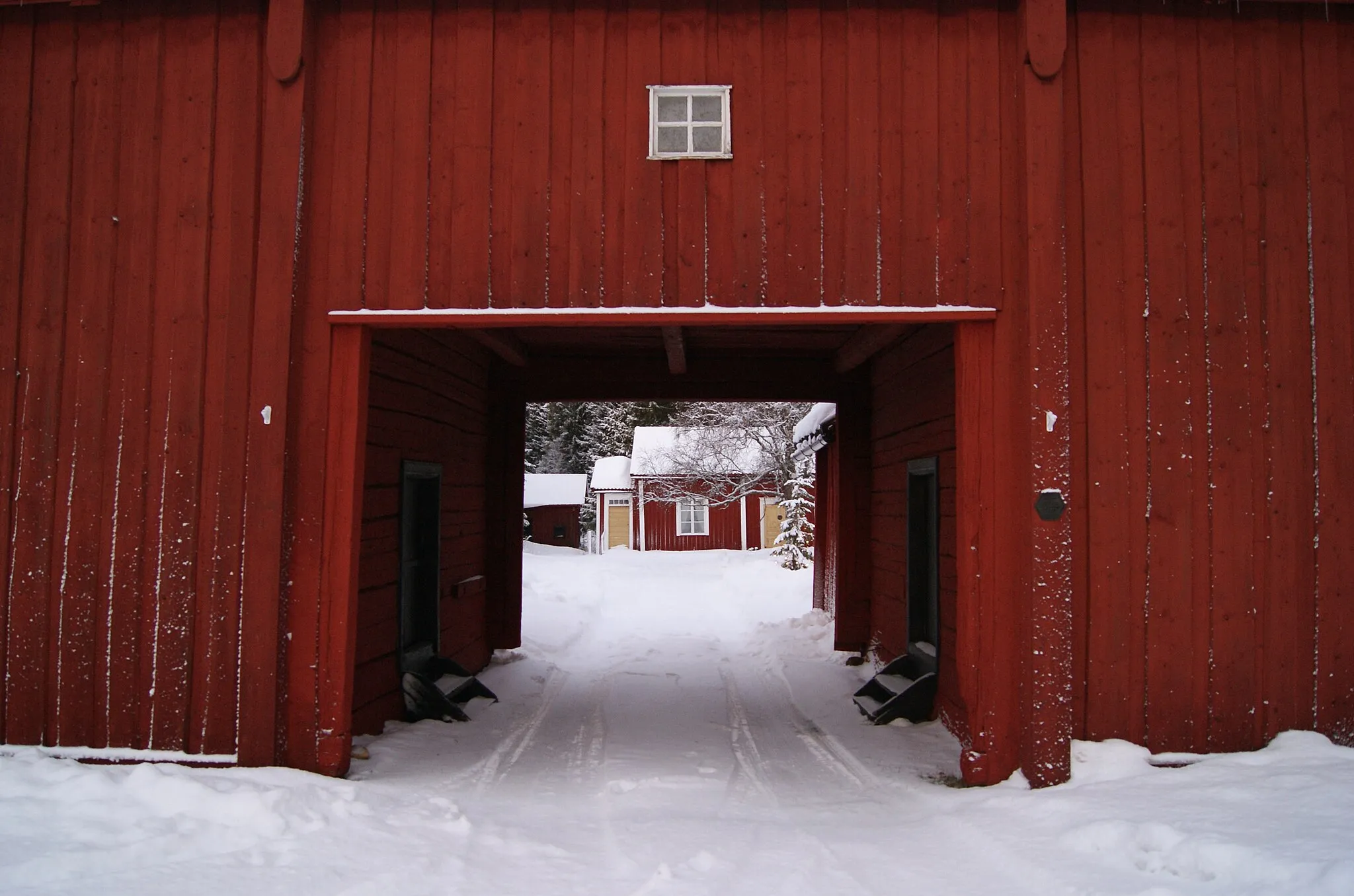 Photo showing: Portbyggnaden på Bygdeborg (Skinnarbyn 5:12) was built in 1690. It can be found in the village Bygdeå in Robertsfors municipality.