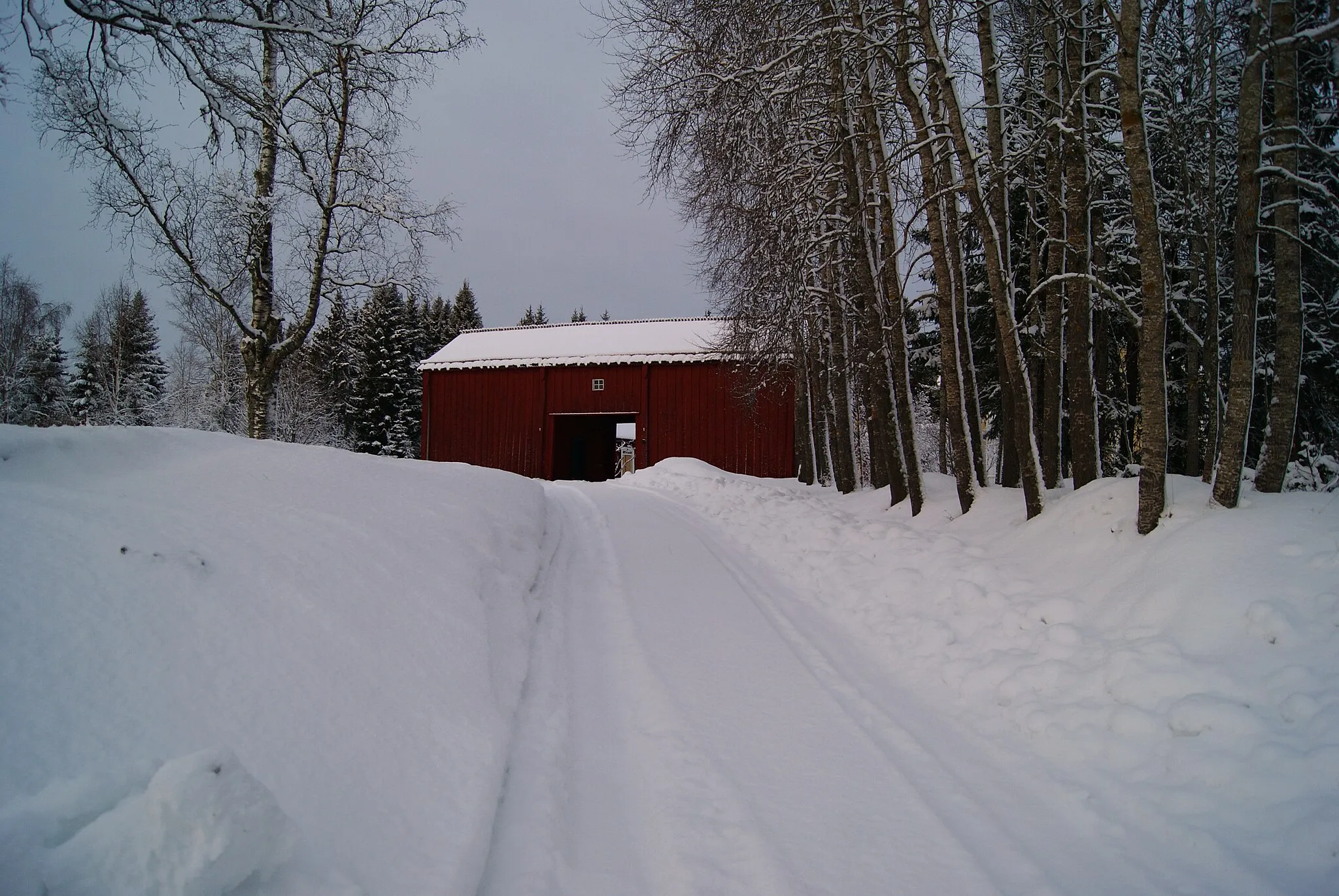 Photo showing: Portbyggnaden på Bygdeborg (Skinnarbyn 5:12) was built in 1690. It can be found in the village Bygdeå in Robertsfors municipality.