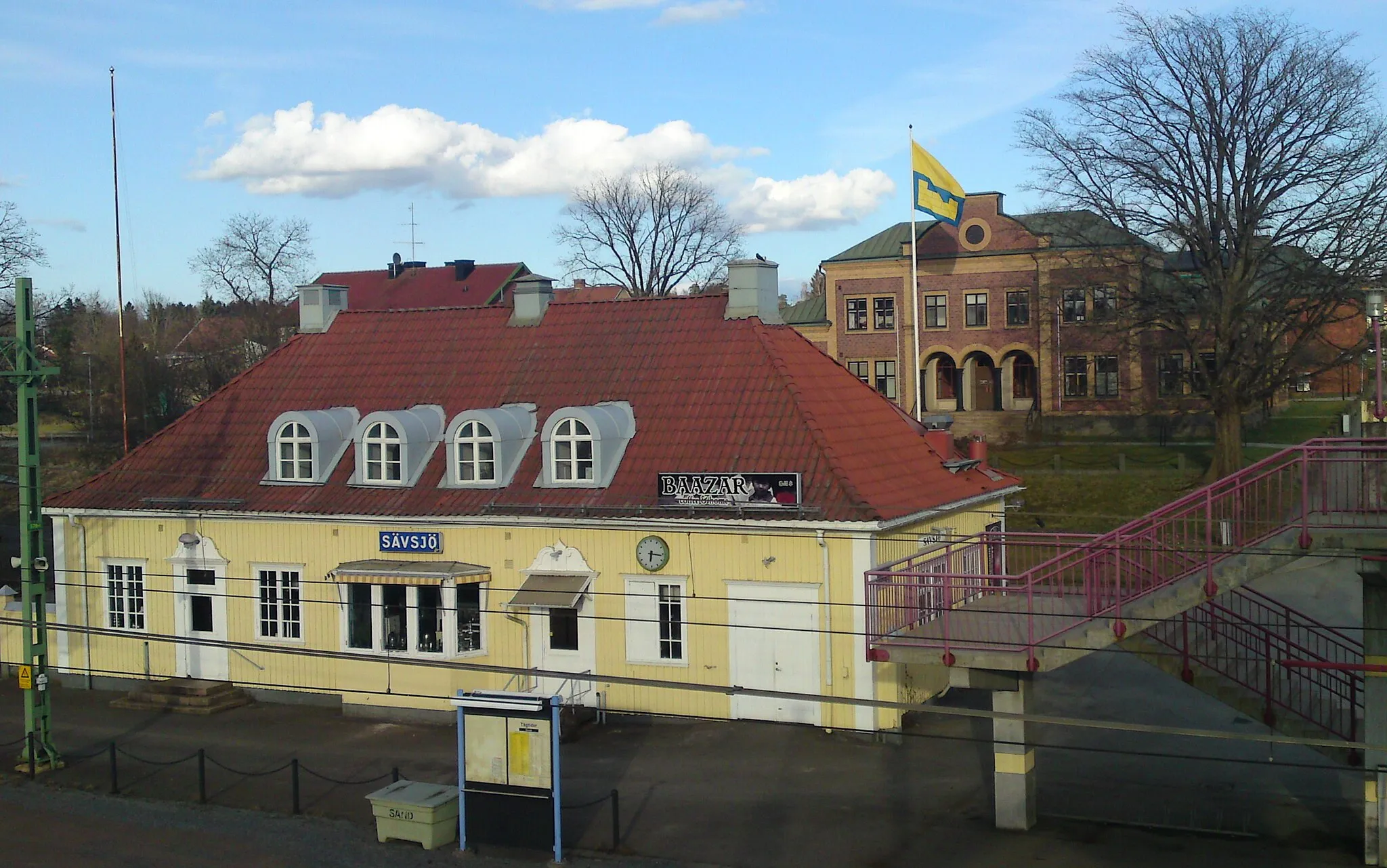 Photo showing: Sävsjö station with Sävsjö city hall in the background.