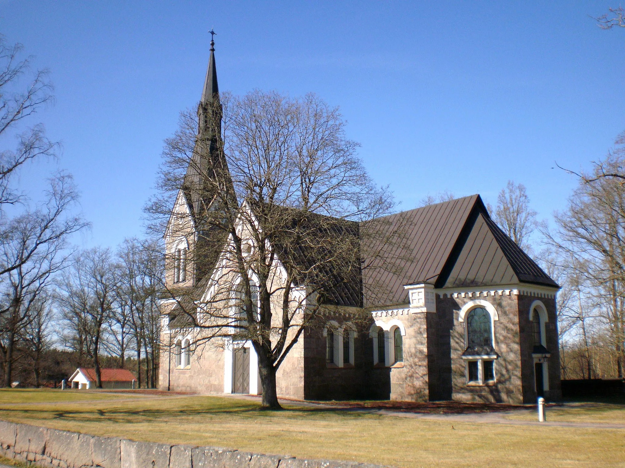 Photo showing: Sankt Sigfrids Church. The Church is built in granite in a mixture of Romanesque and Gothic Revival architecture new. It was inaugurated in 1888 by Bishop Pehr Sjöbring.