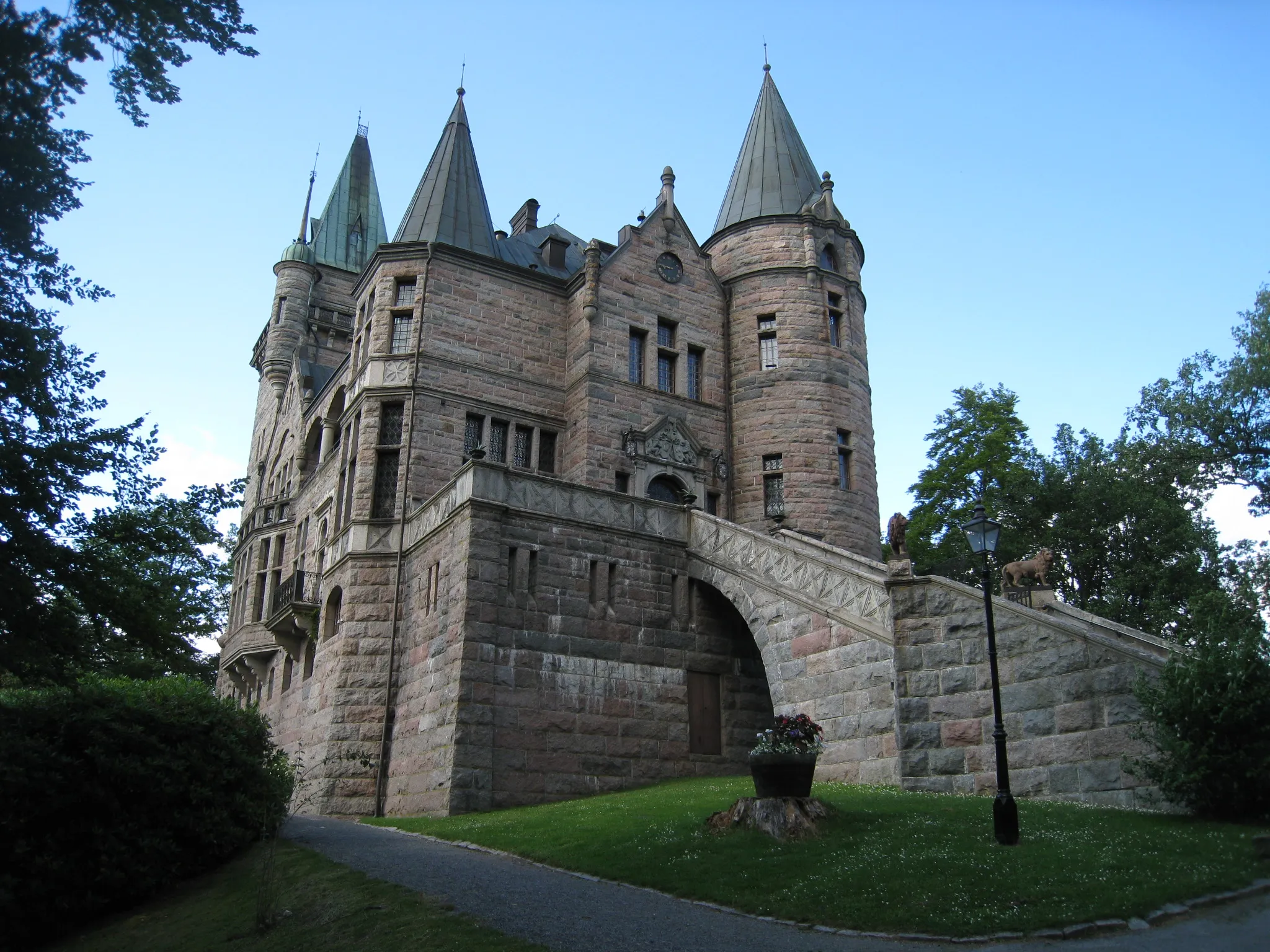 Photo showing: Teleborg Castle (Teleborgs slott) is a castle situated near Lake Trummen, 4–5 km south of the city centre of Växjö in Kronoberg County, Sweden. It was built in 1897-1900 by architect firm Lindvall & Boklund.