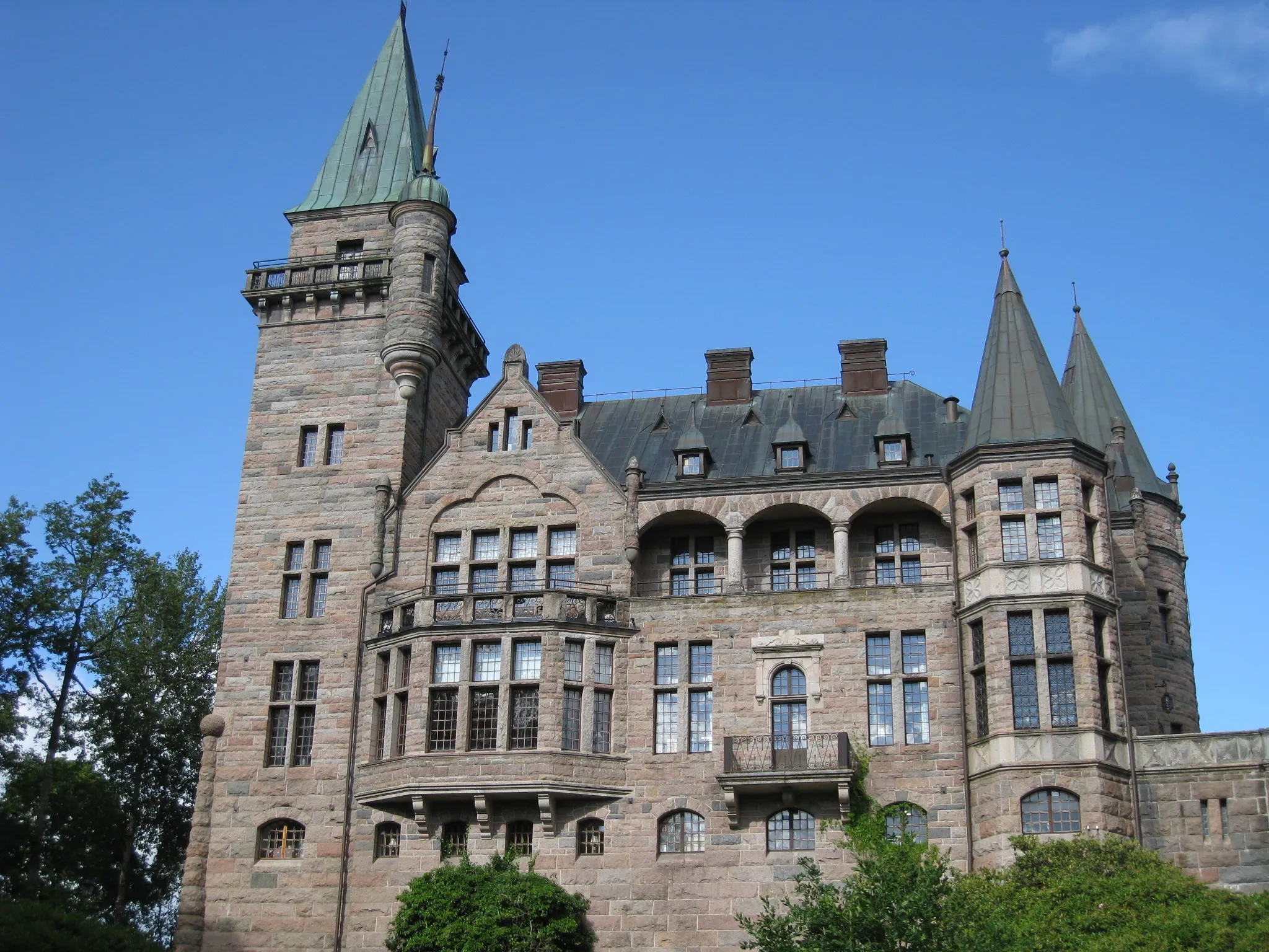 Photo showing: Teleborg Castle (Teleborgs slott) is a castle situated near Lake Trummen, 4–5 km south of the city centre of Växjö in Kronoberg County, Sweden. It was built in 1897-1900 by architect firm Lindvall & Boklund.