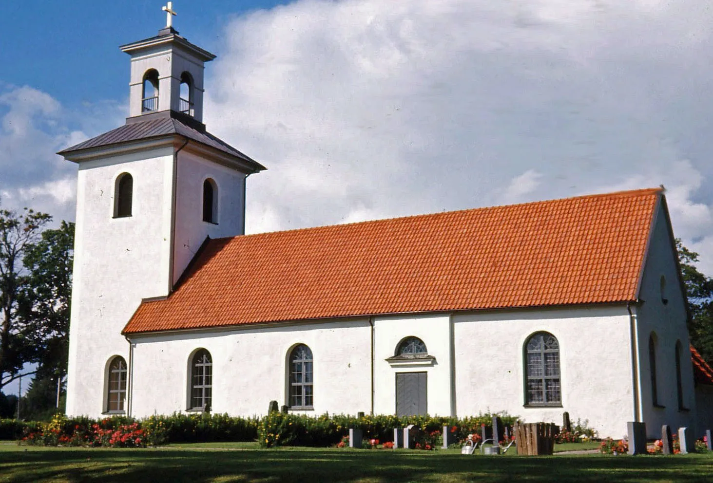 Photo showing: Kyrkan anses ha anor från 1300-talet. Åren 1707–1708 förlängdes kyrkans långhus åt öster då också ett nytt rakslutande korparti byggdes. En ny sakristia byggdes till 1710 vid långhusets norra vägg med anslutning till koret. Åren 1832–1834 uppfördes tornbyggnaden i väster efter ritningar av Axel Almfelt.