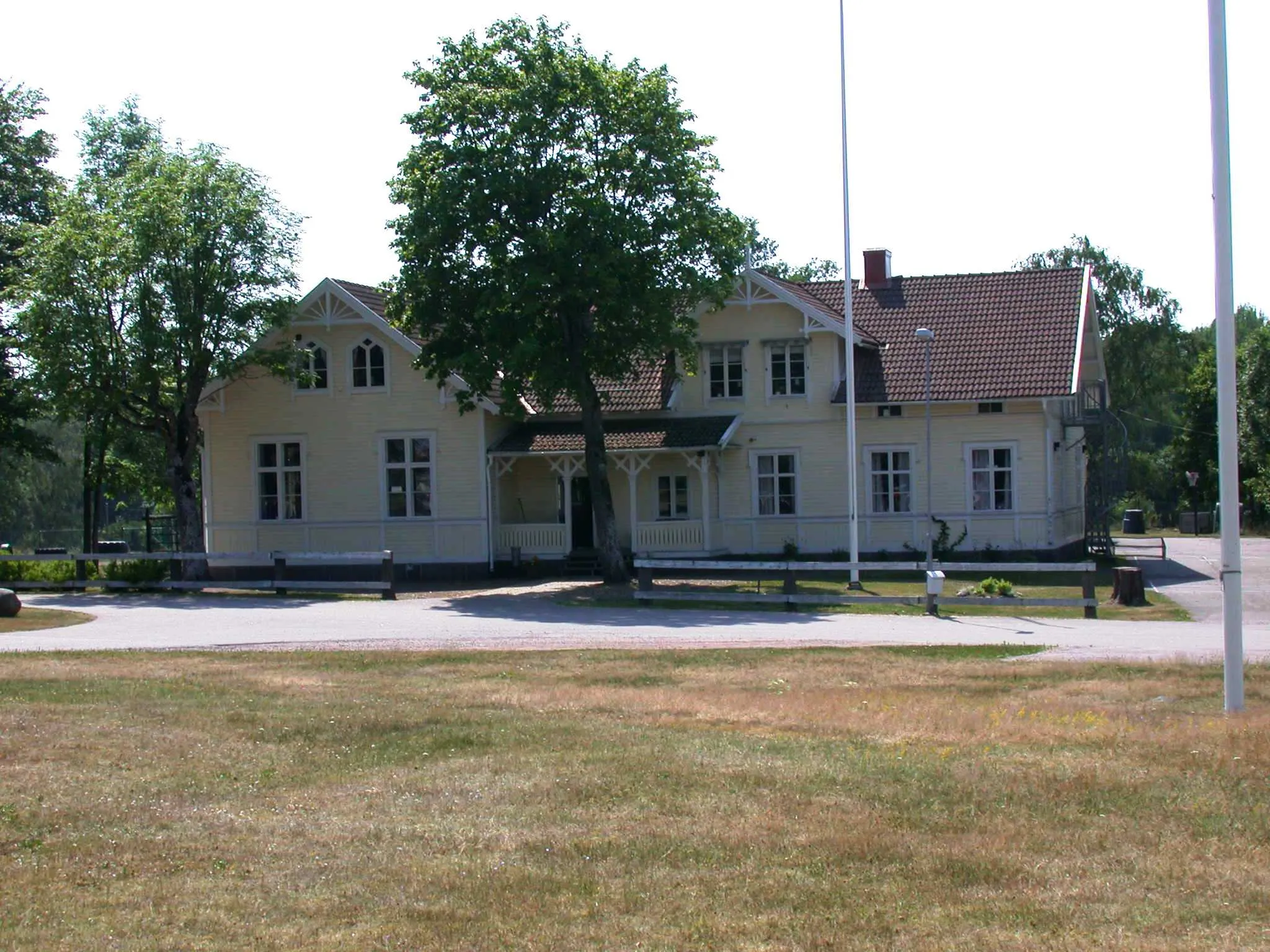 Photo showing: Bäckebo school, Bäckebo, Nybro, Sweden. Photo by Riggwelter, July 7, 2006.