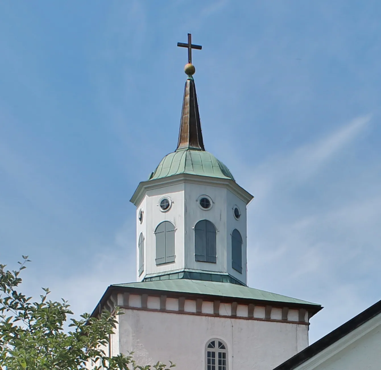 Photo showing: Bredsättra Church.Lantern where church bells have their place.