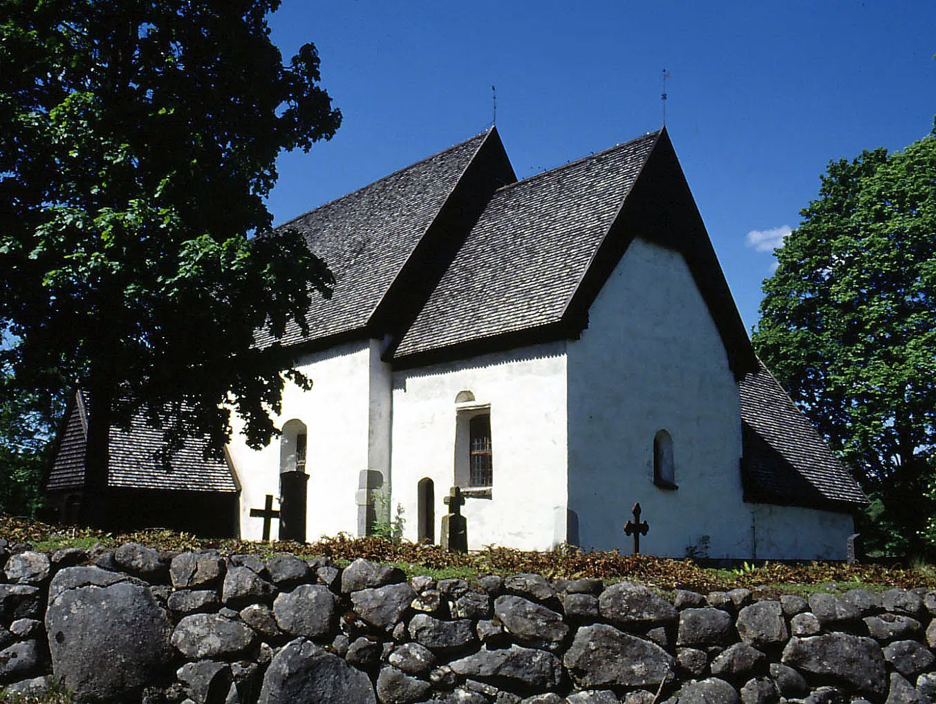 Photo showing: Vederslövs old church.The church is probably built in the late 1100's or possibly the beginning of the 1200s. It is a romanesque building with a straight trailing korabsid the east.