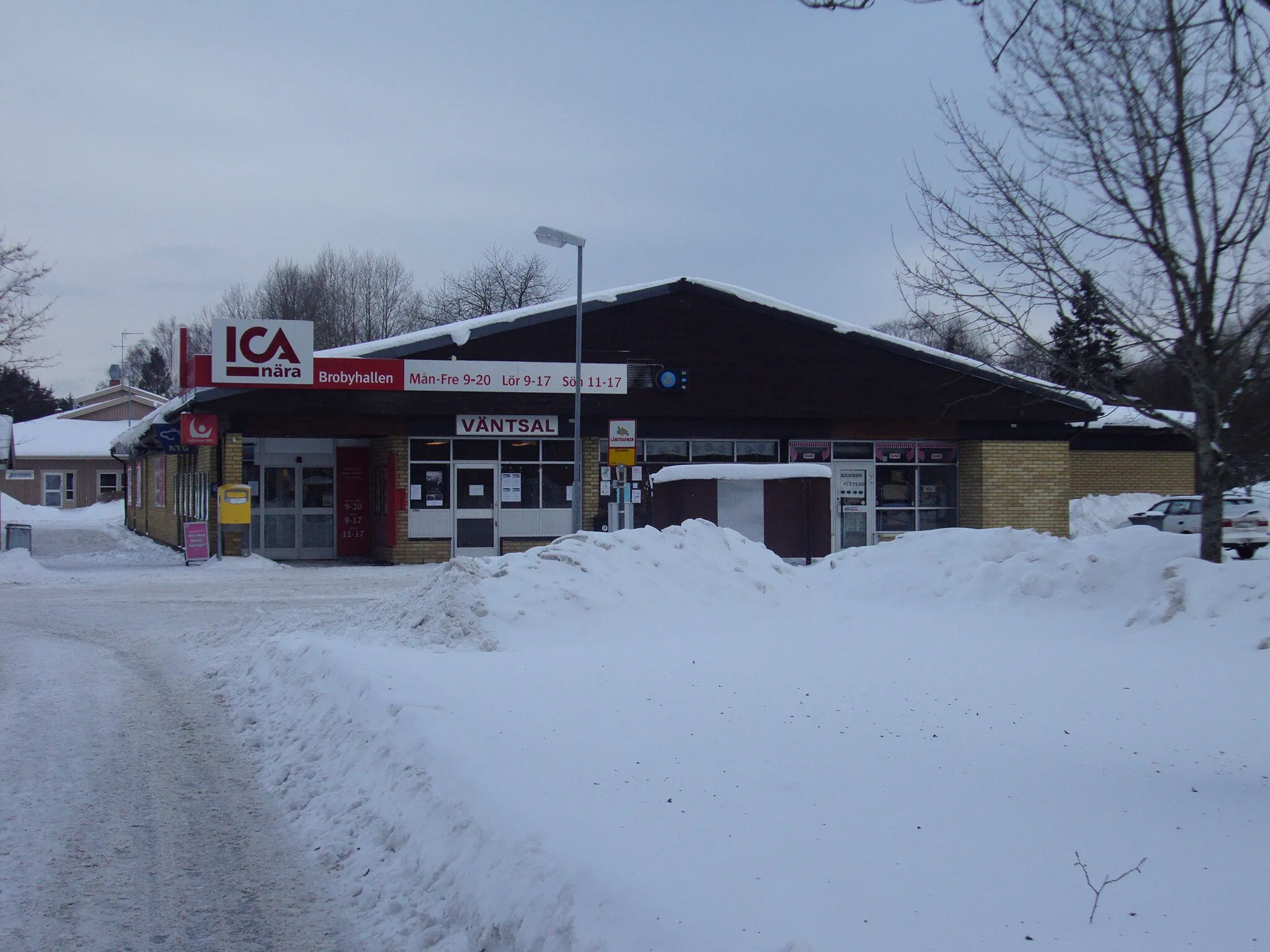 Photo showing: Central part of Landsbro, Sweden with busstop