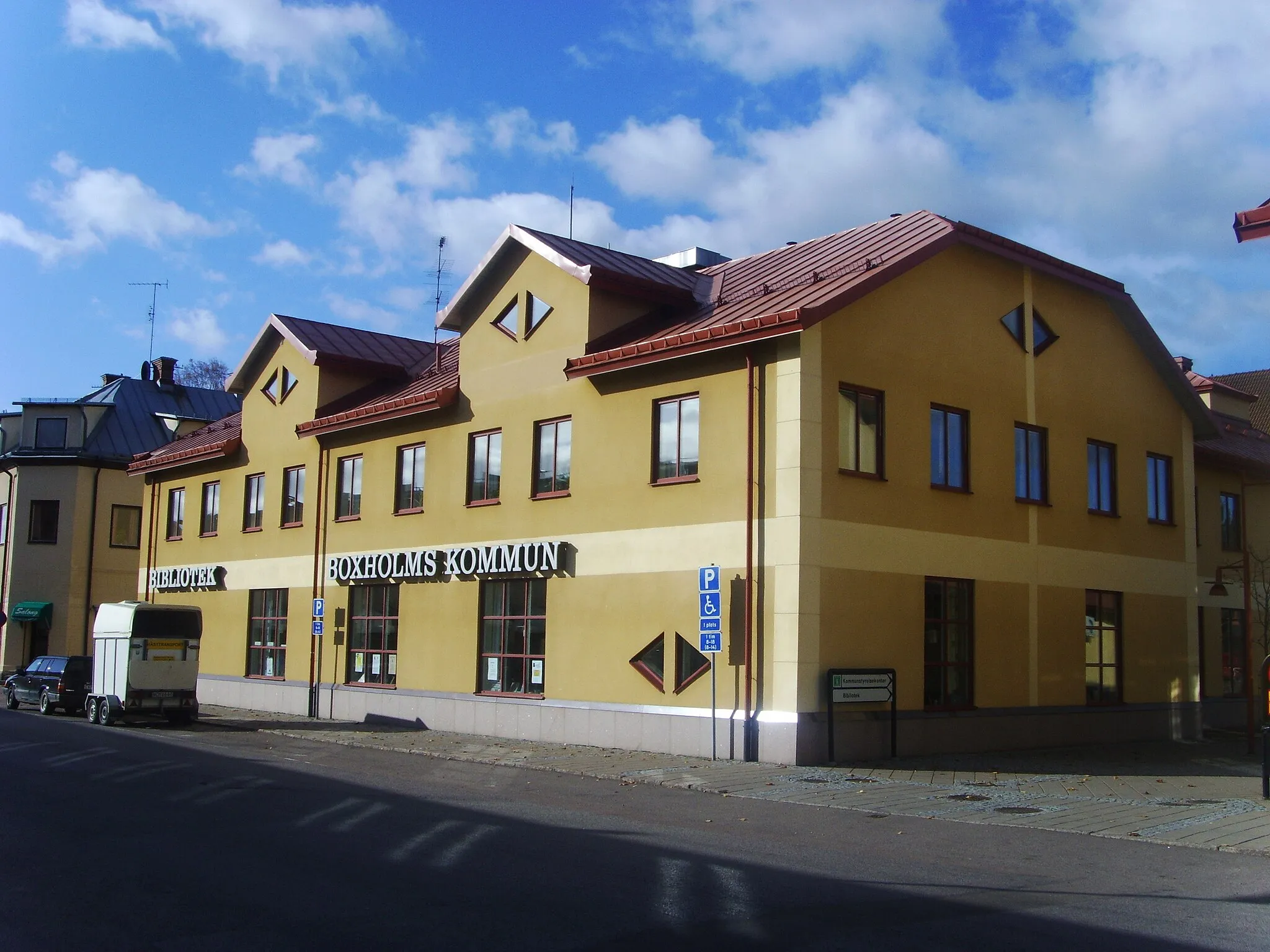 Photo showing: Kommunhuset och huvudbiblioteket i Boxholm.