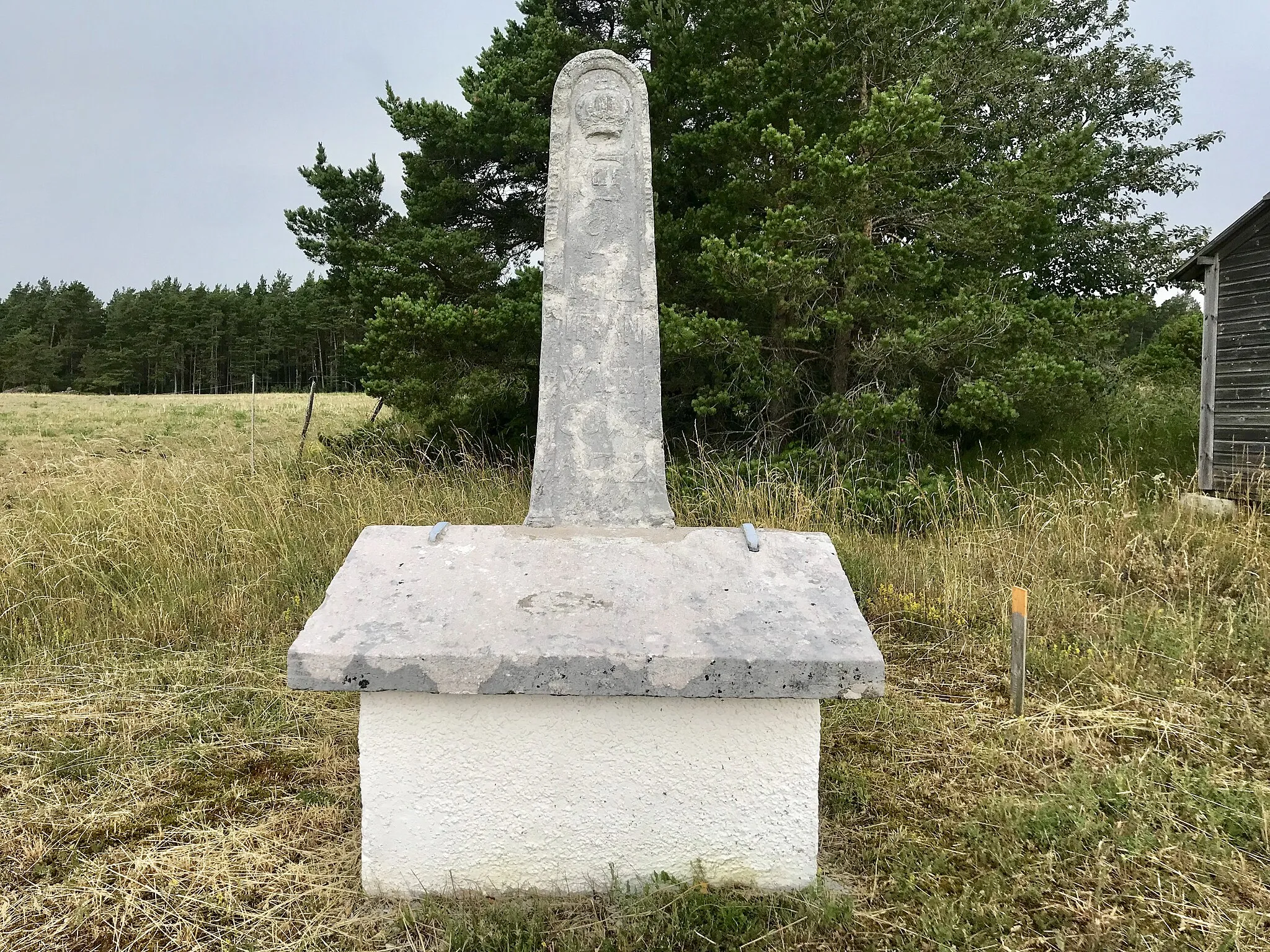 Photo showing: Milsten av kalksten från 1782 vid Myrvälder södra på Gotland. Gustav III:s krönta namnchiffer, texten ”2 MIL IFRÅN WISBY” samt initialerna ”C O v S”.

This is a picture of an archaeological site or a monument in Sweden, number Tingstäde 141:1 in the RAÄ Fornsök database.