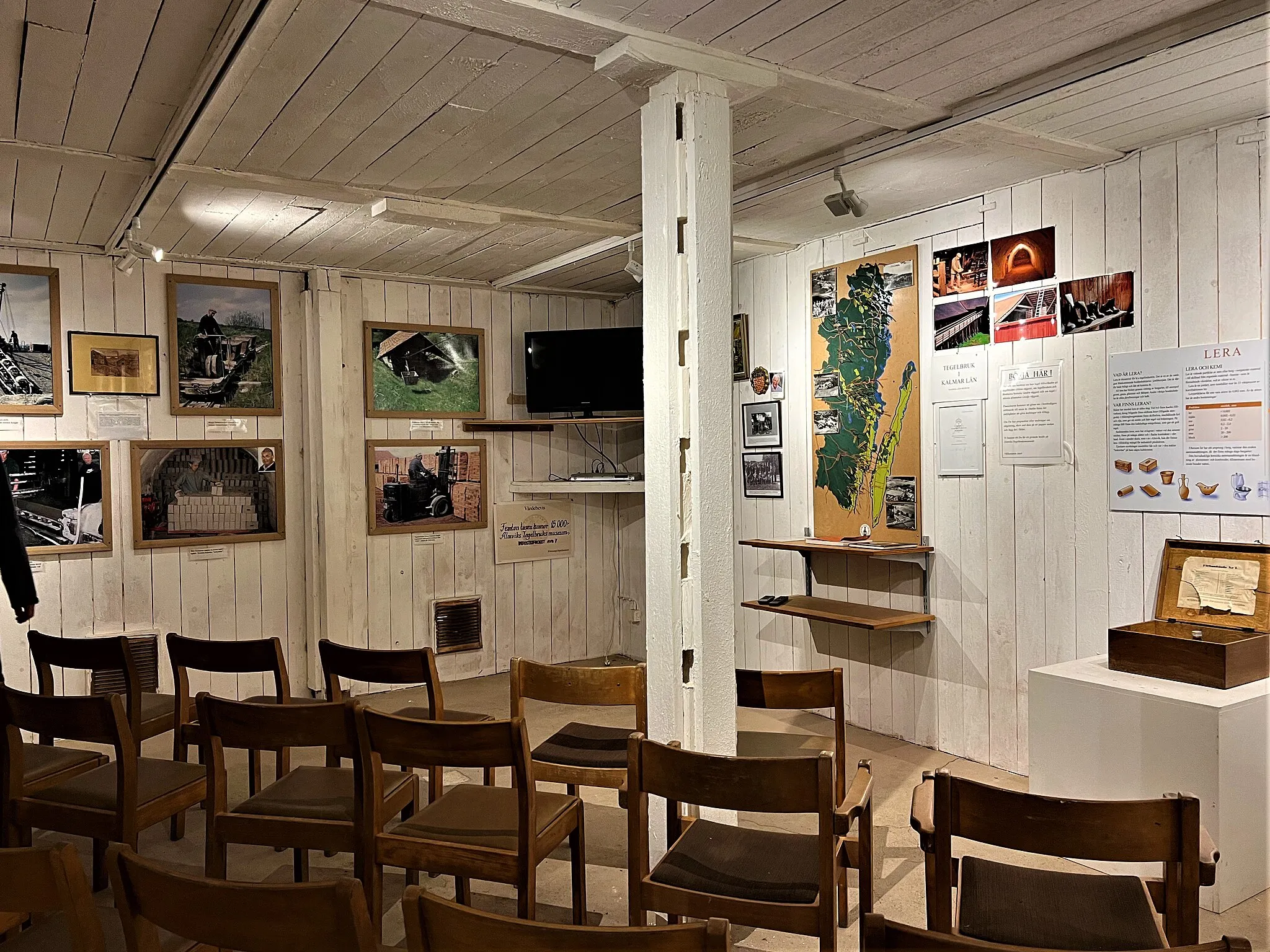 Photo showing: Previously Almvik Brickworks or Almvik Brick Factory, since 1998 a working life museum, situated in the village of Almvik in Västervik Municipality, Kalmar County, Sweden, on the shore of the Gamleby bay in the Baltic Sea.  Part of the exhition hall in the drying barn in May 2022.