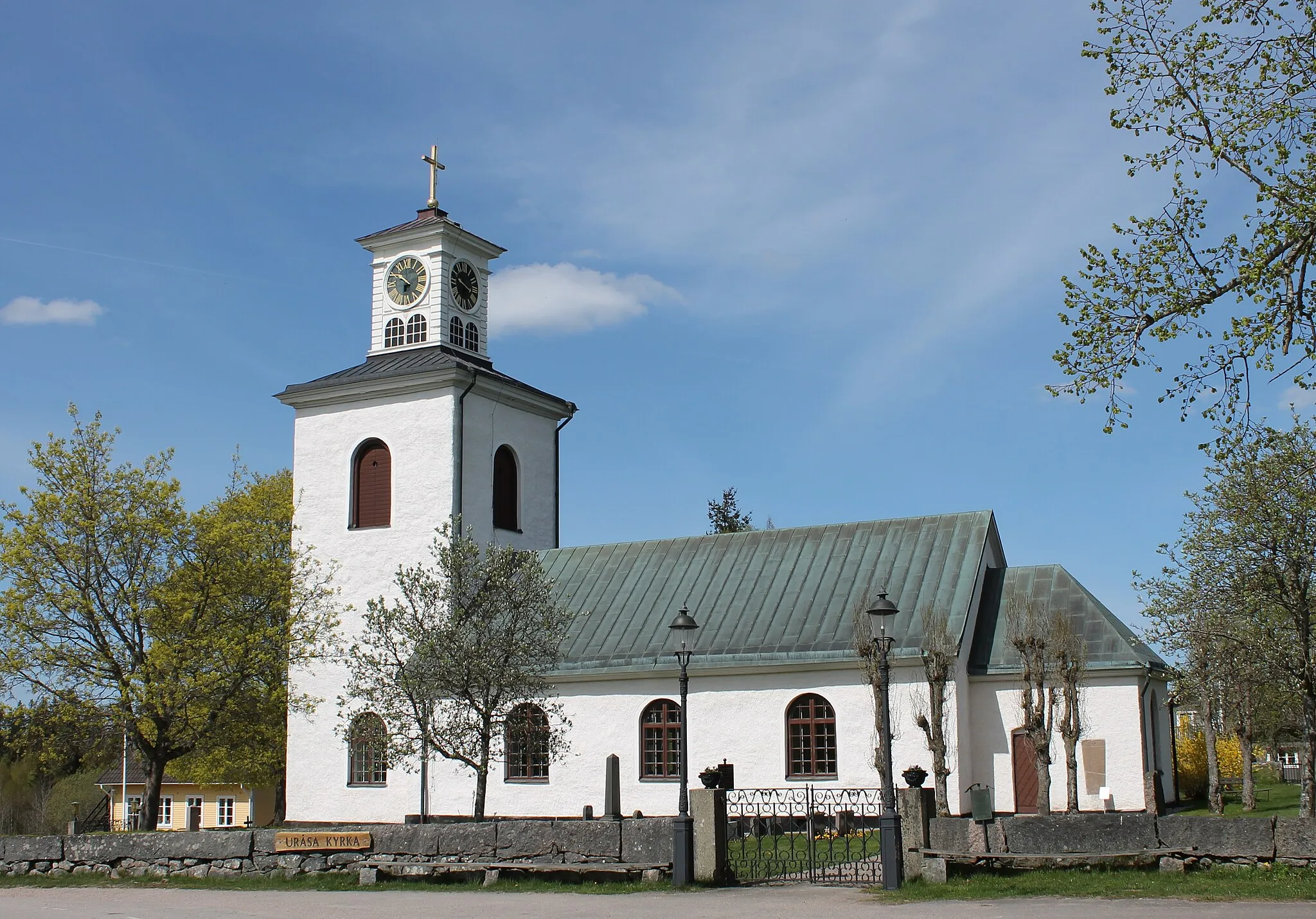 Photo showing: Uråsa churchThe church which outwardly has the character of a neoclassical church building dates back to 1100 or 1200s. In the 1800s the church was radically altered. 1841 erected tower and provided with a period superstructure.