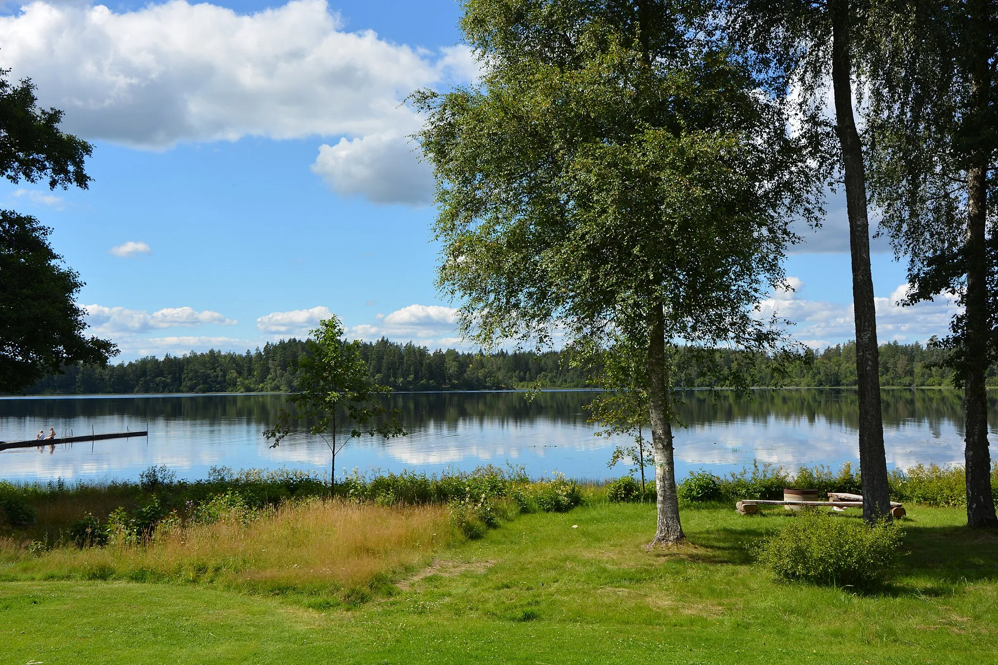 Photo showing: Tävelsåssjön är en insjö belägen intill Tävelsås samhälle, Småland.