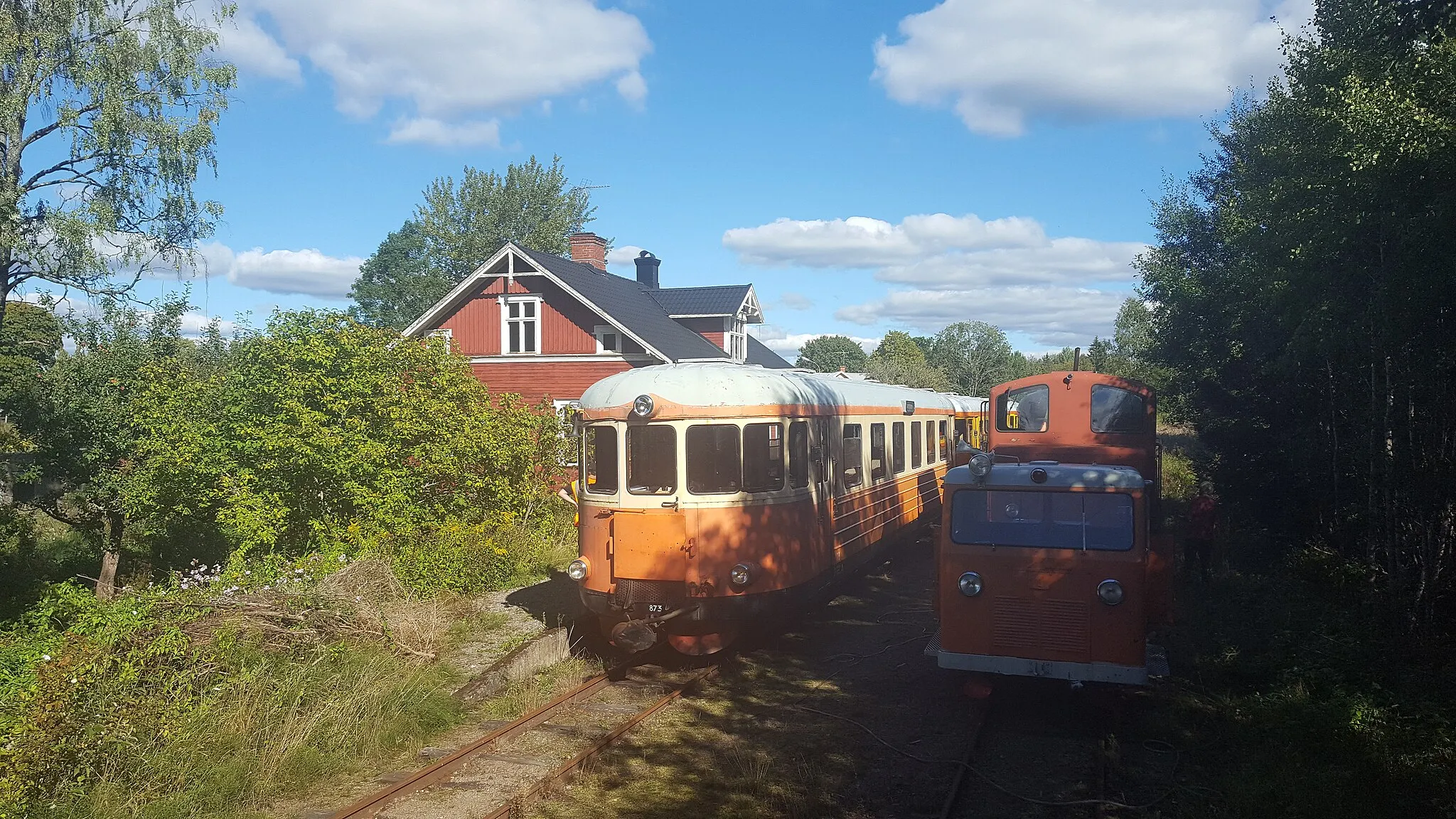 Photo showing: A train station in Hultanäs, Sweden, on a remaining part of a narrow-gauge Växjö–Åseda–Hultsfred railway. It is currently (2016) only used by tourist trains.