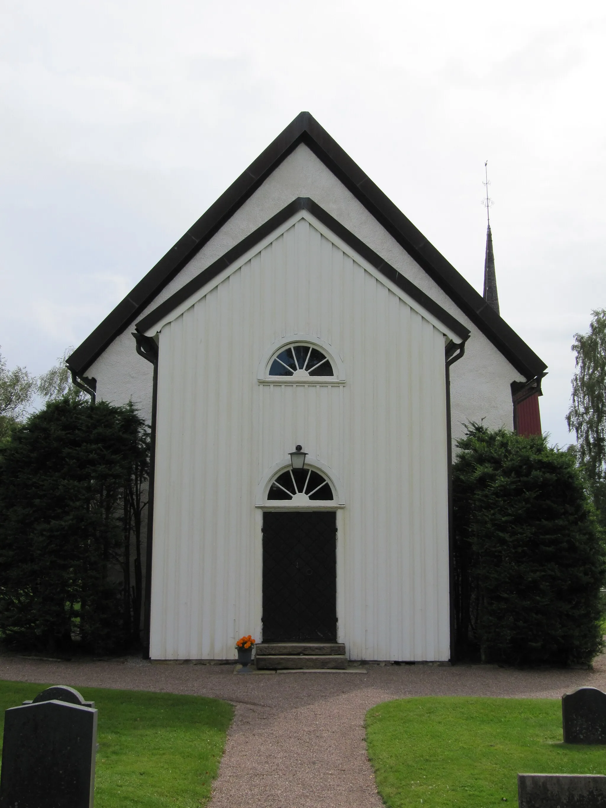 Photo showing: Ljungsarps kyrka med trävapenhus i väster