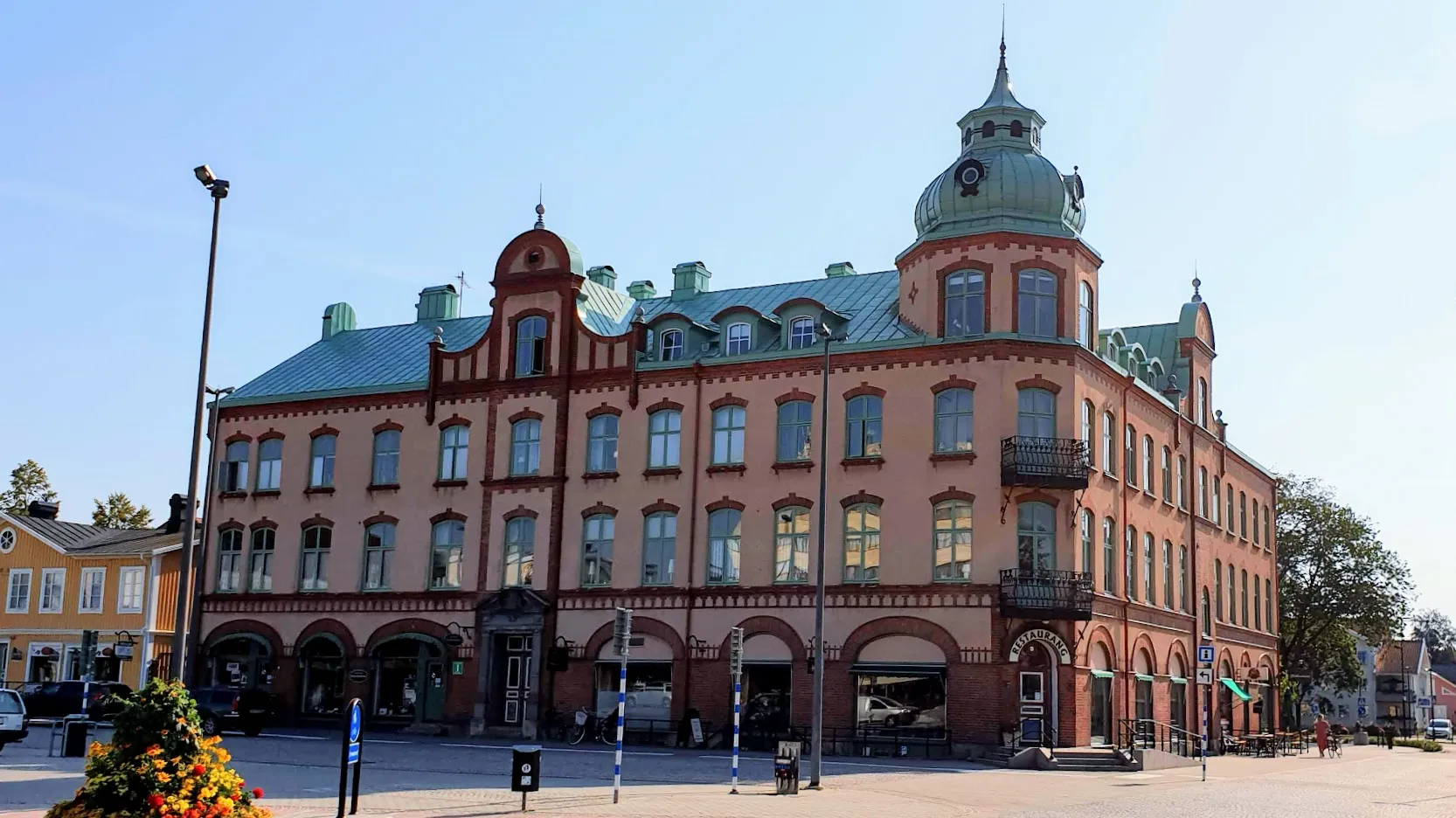 Photo showing: Tellushuset (The Tellus House), Ljungby, Sweden, built 1905–1906, with Storgatan, Föreningsgatan, Stationsgatan, and Stora Torg in the foreground. The picture taken after some major renovations of the plaza and surrounding area.