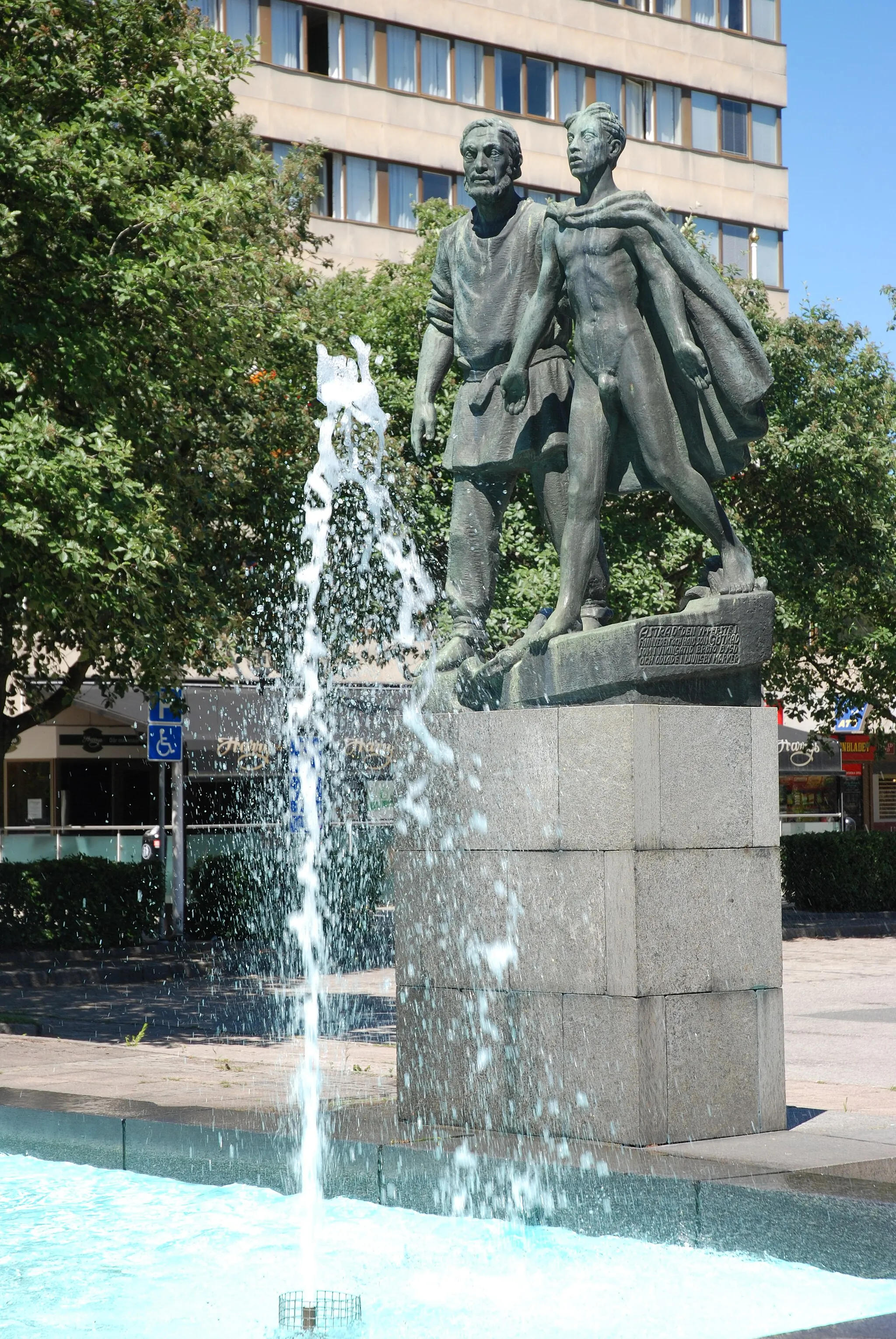 Photo showing: Skulpturen Astrad och Götrad  av John Lundqvist, 1952, brons, Ljungby