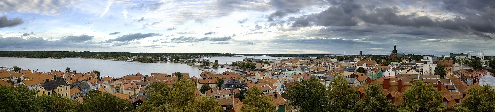 Photo showing: Ett panorama över Västervik från taket på St. Gertruds Kyrka