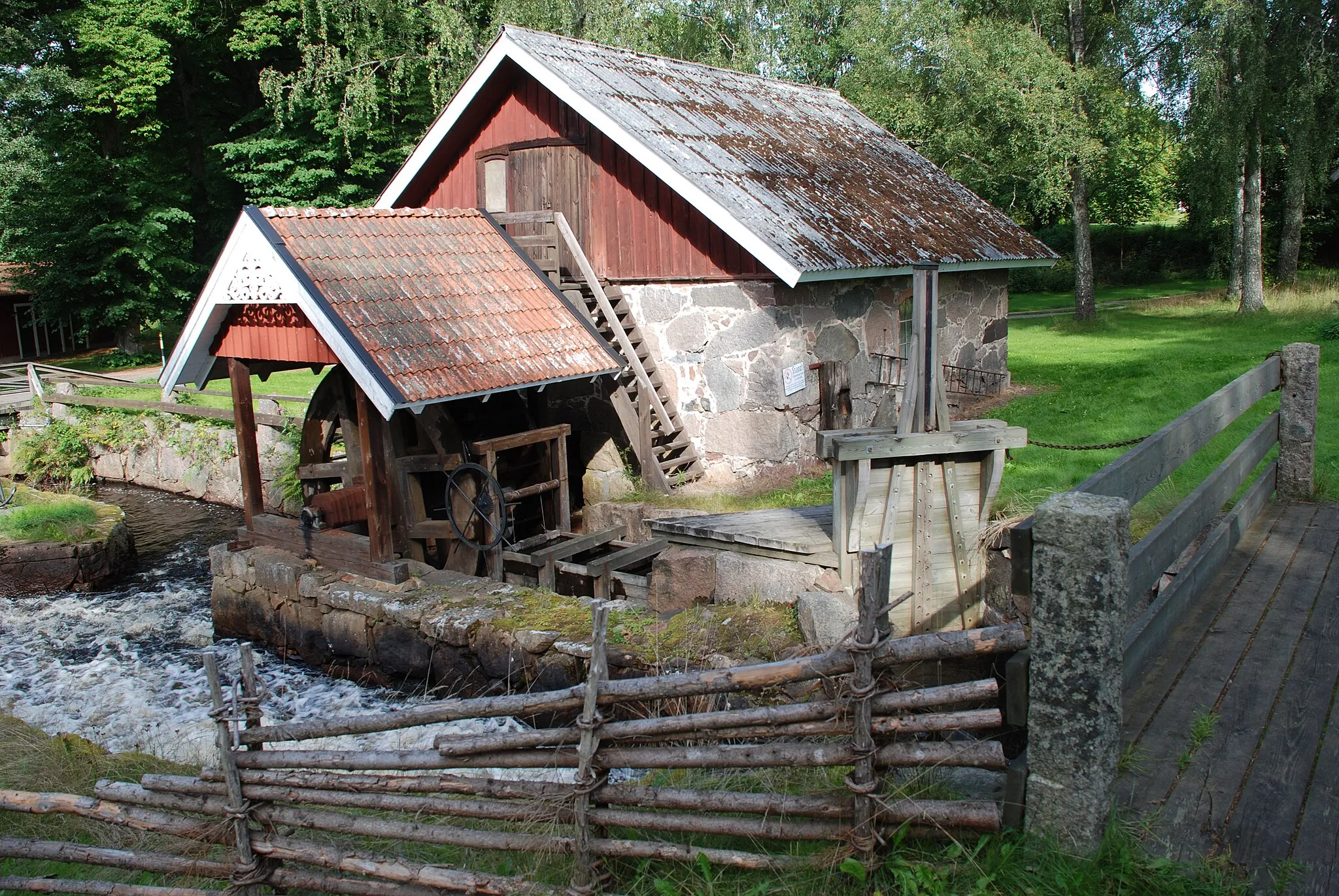 Photo showing: Vattehjulet i Åryd är en rekonstruktion från 1997.