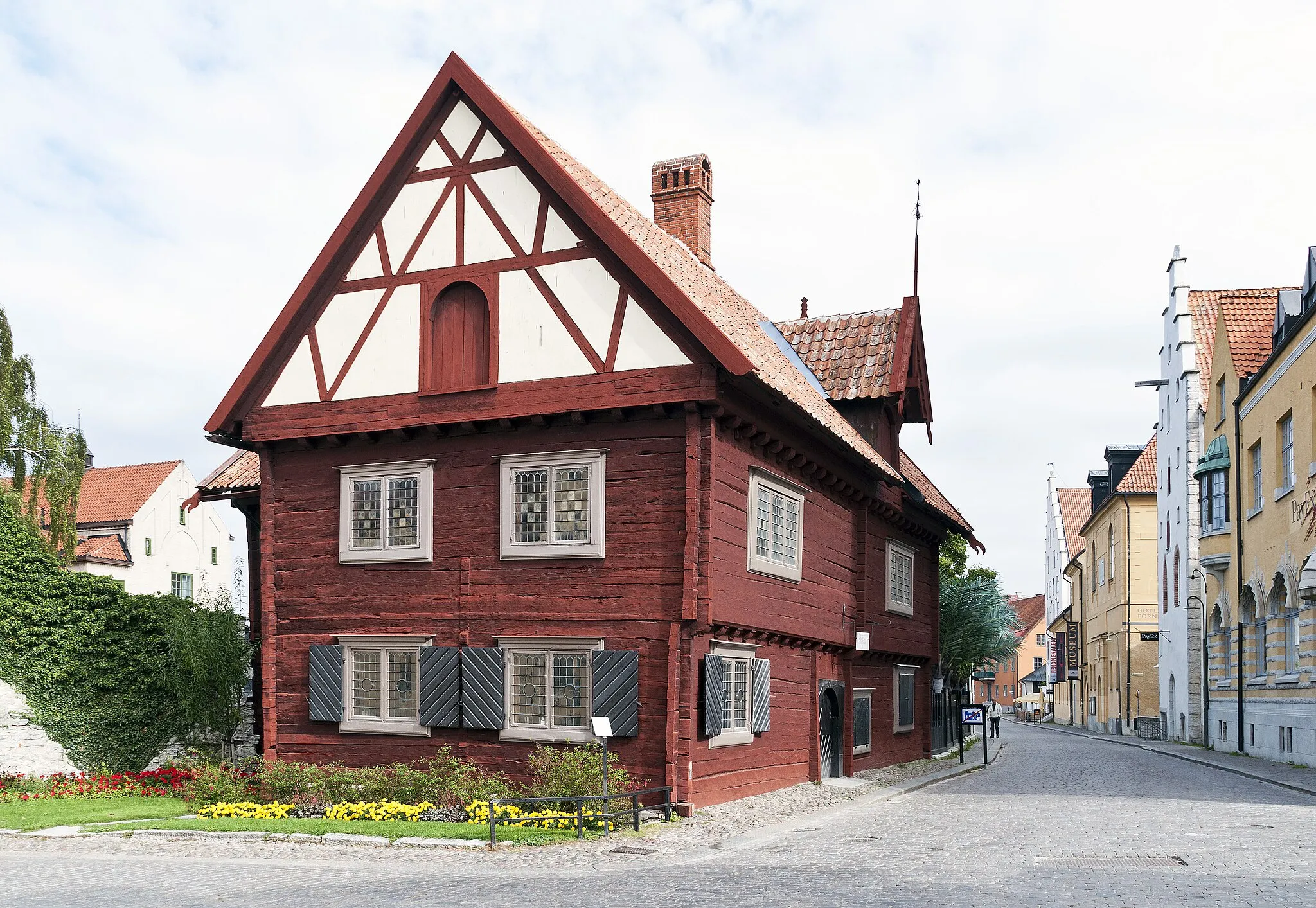 Photo showing: Burmeisterska huset (Visby Burmeister 4)
id - 21300000013656
name - Burmeisterska huset (Visby Burmeister 4)
address - Strandgatan 9, Donners plats 3

municipality - Gotland