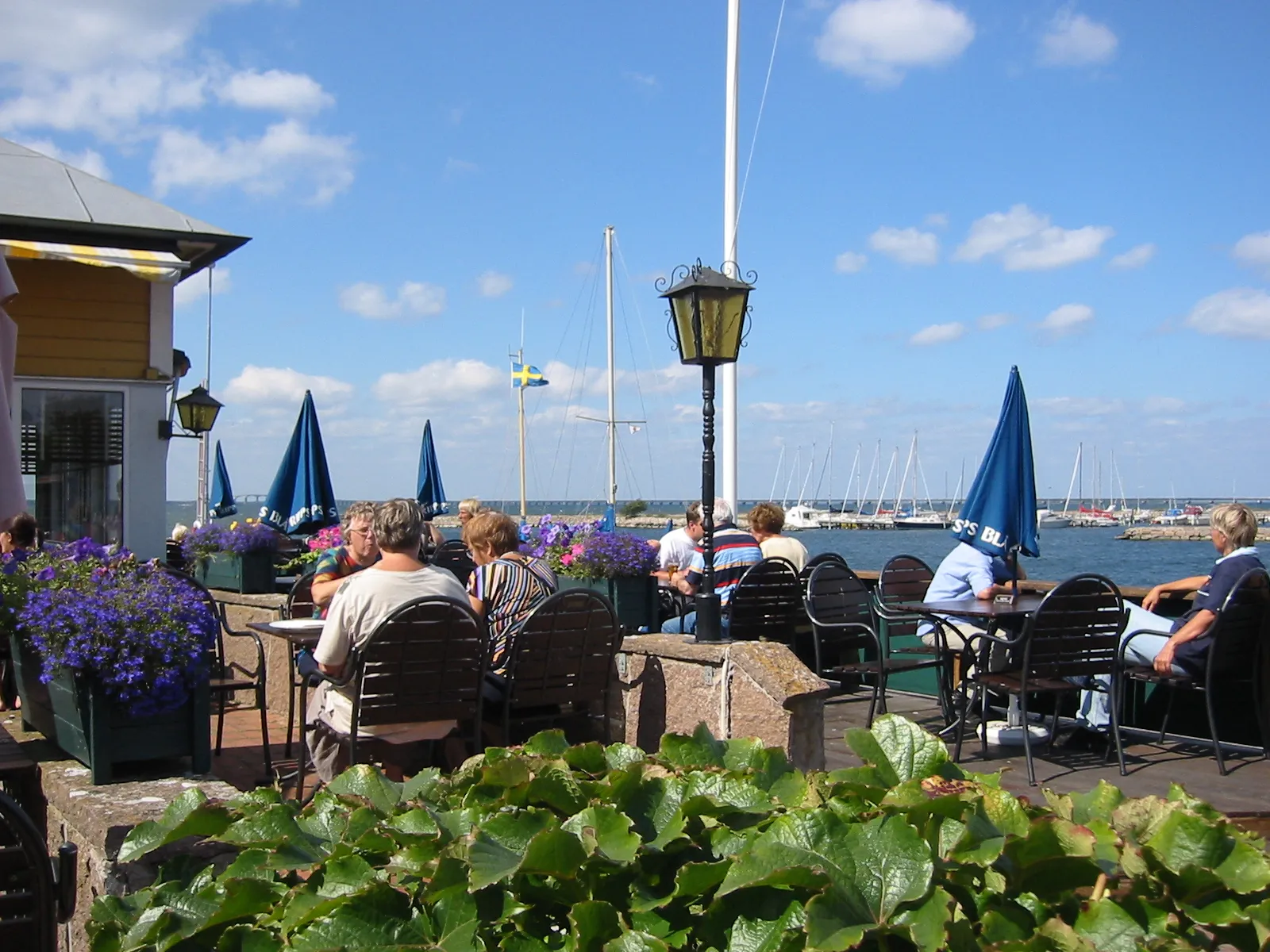 Photo showing: Färjestaden.Outdoor seating at the harbor.