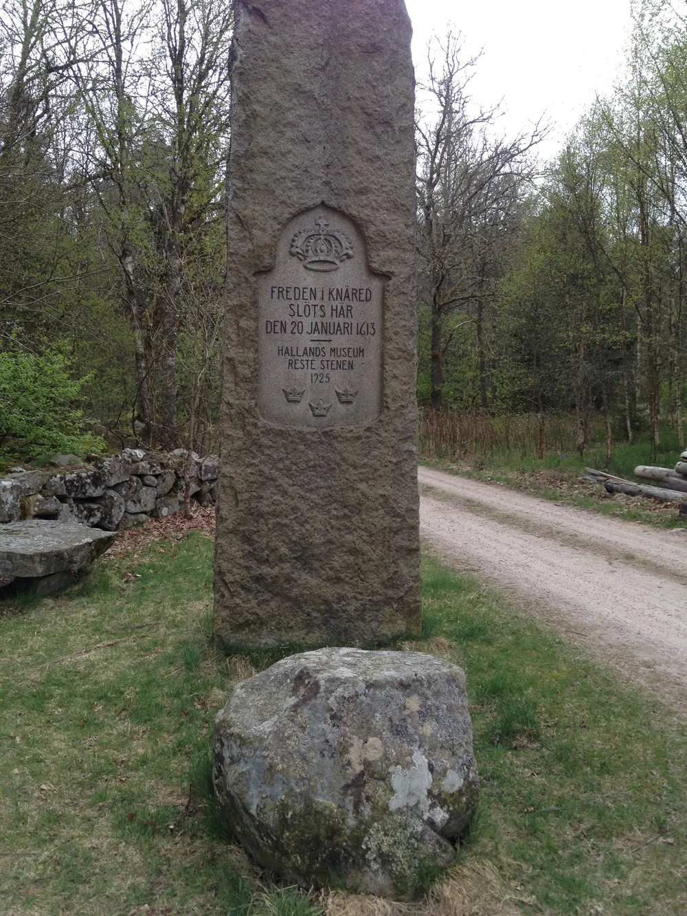 Photo showing: Memory stone over the Knäred Peace Agreement in 1613 erected in 1925 by Hallands museum