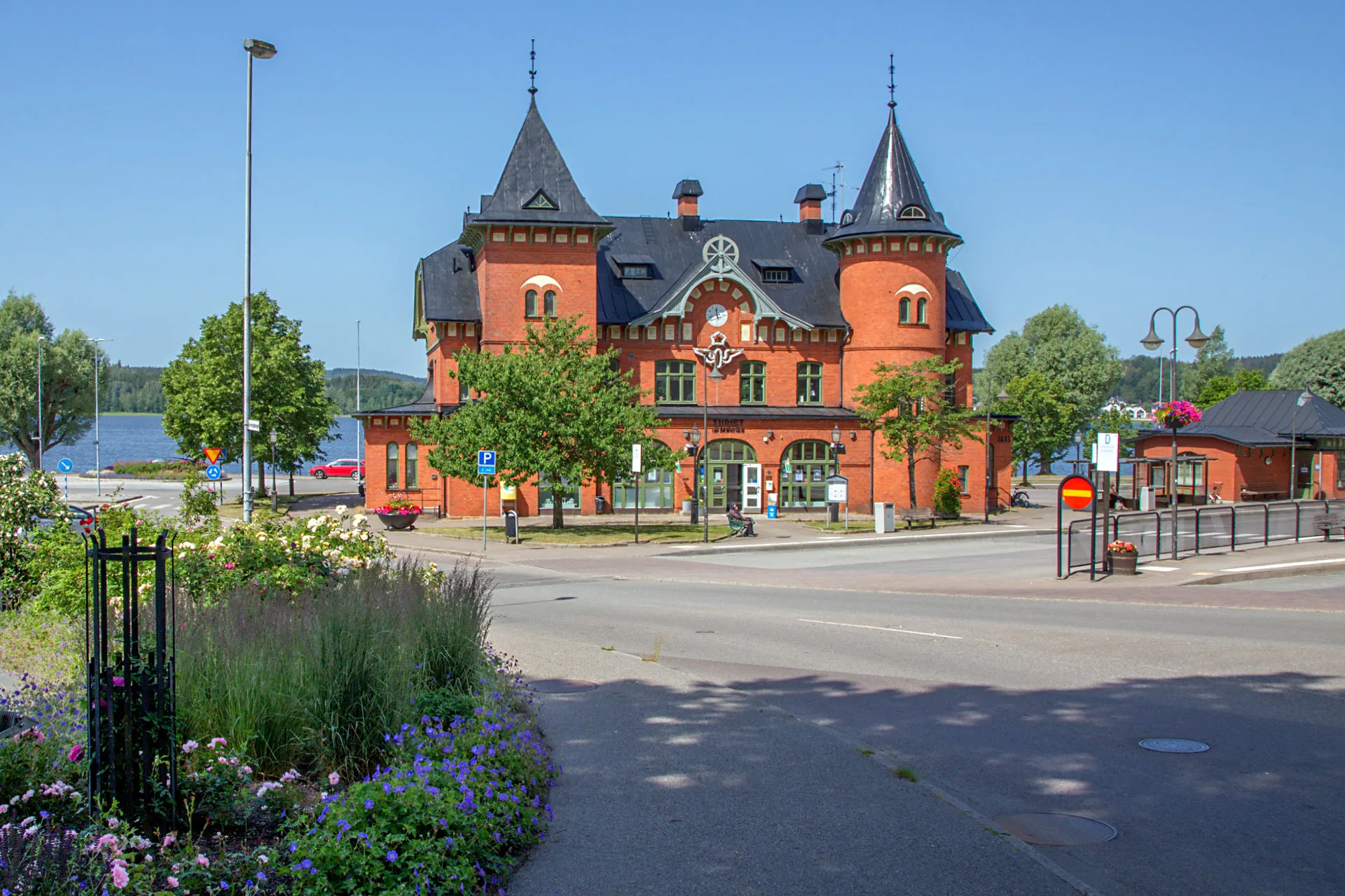 Photo showing: Ulricehamn Järnvägstation, 2019. Spåren revs upp 1991.