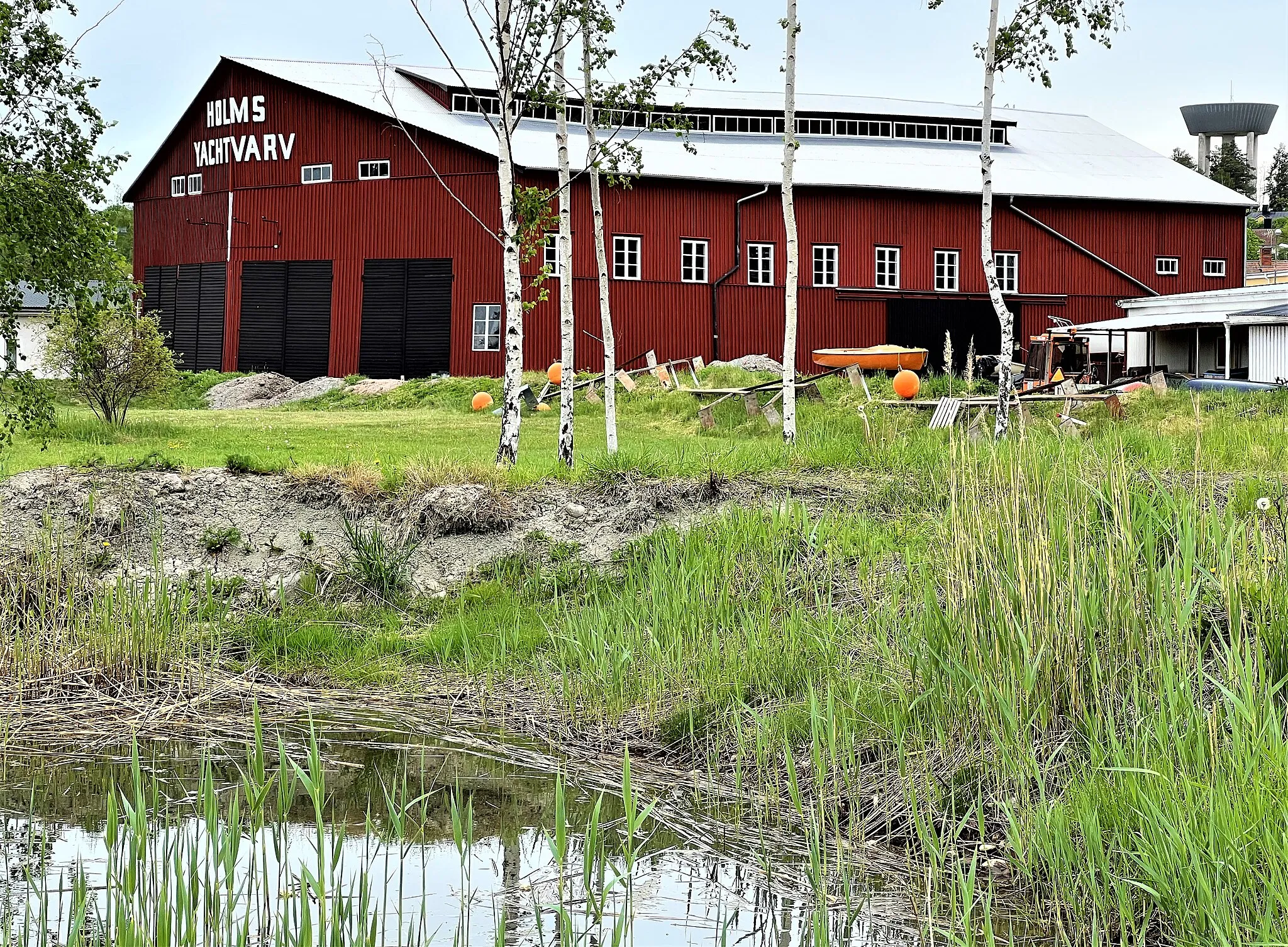 Photo showing: The Holm shipyard (Swedishː Holms yachtvarv) in Tjust archipelago in Gamleby, the second largest locality of the Västervik Municipality, Kalmar County, Sweden. The shipyard was established around 1908 by Knut Holm (1864–1938), the father of the legendary Swedish yacht designer, boat builder and sailor Tore Holm (25 November 1896 – 15 November 1977) and Yngve Holm (12 September 1895 – 16 February 1943), also he a successful sailor.