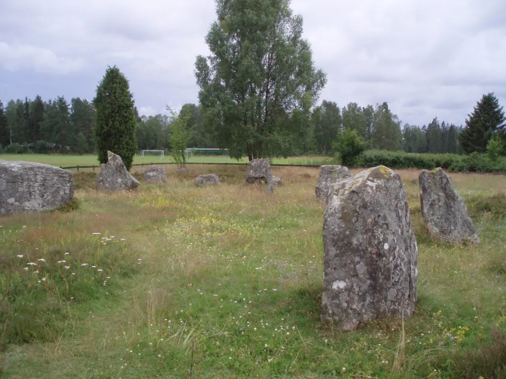 Photo showing: Gravfältet Smålandsstenar (RAÄ-nummer Villstad 52:1) i nordöstra delen av samhället Smålandsstenar, Gislaveds kommun, Jönköpings län, Småland, Sverige.