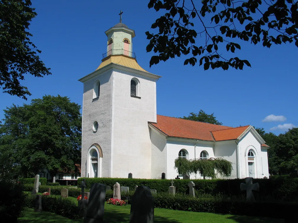 Photo showing: Södra Möckleby Church. In 1850-1851, Peter Isberg built the new church in Södra Möckleby after drawings by Johan Fredrik Åbom. The medieval church tower was preserved and provided with a lantern. On September 28, 1851, the church was opened.