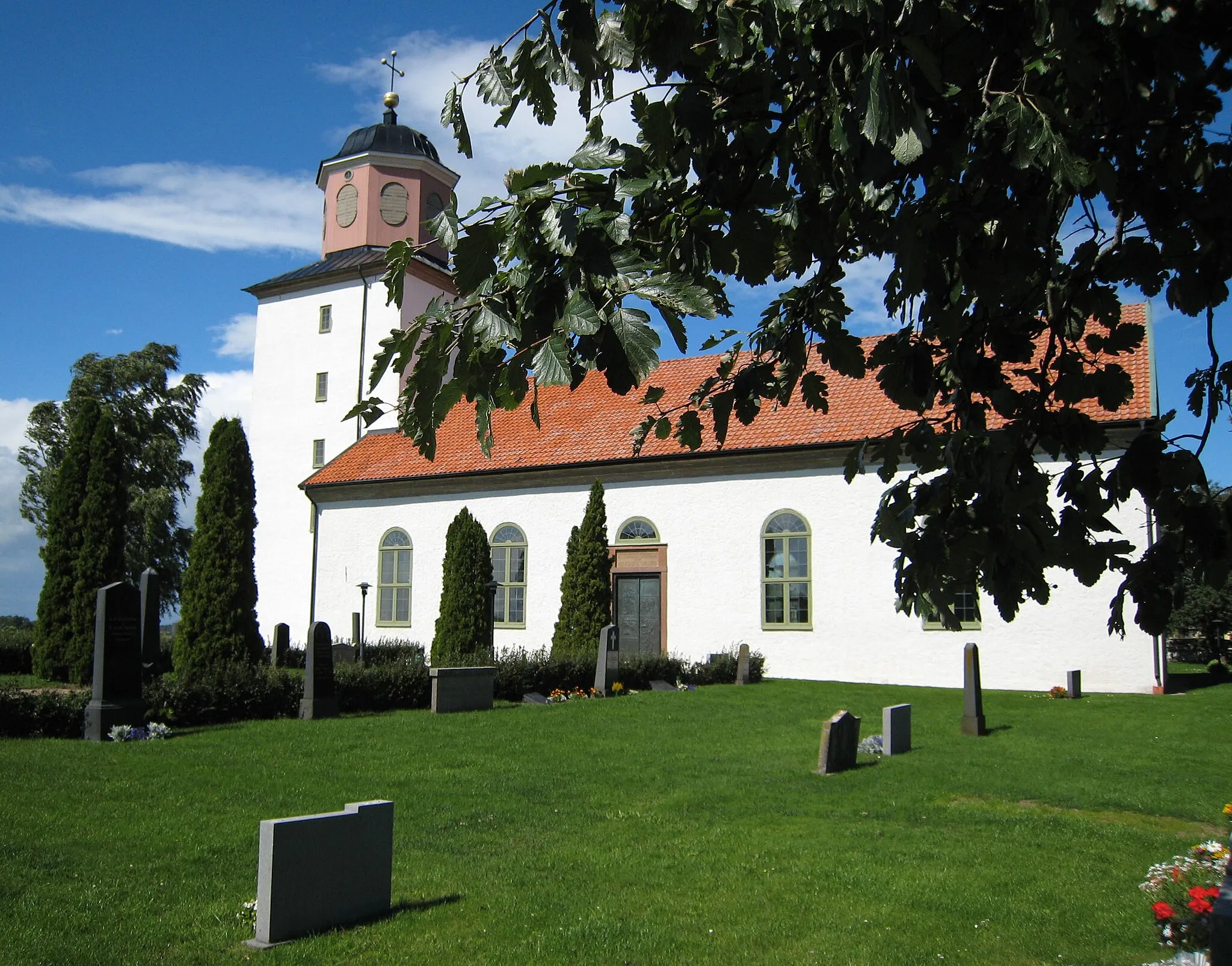 Photo showing: Stenåsa  Church. Architect Samuel Enander at Later made up the drawings to the Stenåsa Church in the empire style. The Foundation took place in 1830 on the medieval church's site. Work completed in 1831 by Peter Ekholm and Peter Iceberg. Consecrated in 1838 took place.