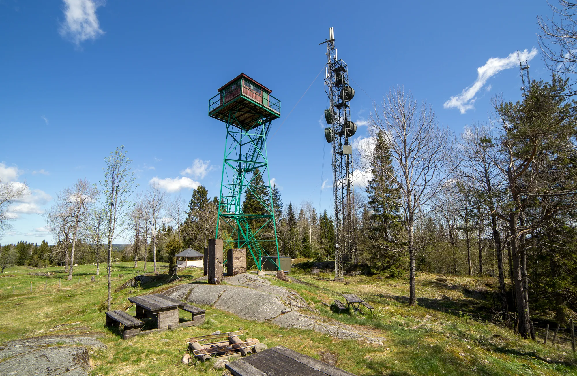 Photo showing: Luftbevakningstornet på Tomtabacken, Götalands högsta punkt.