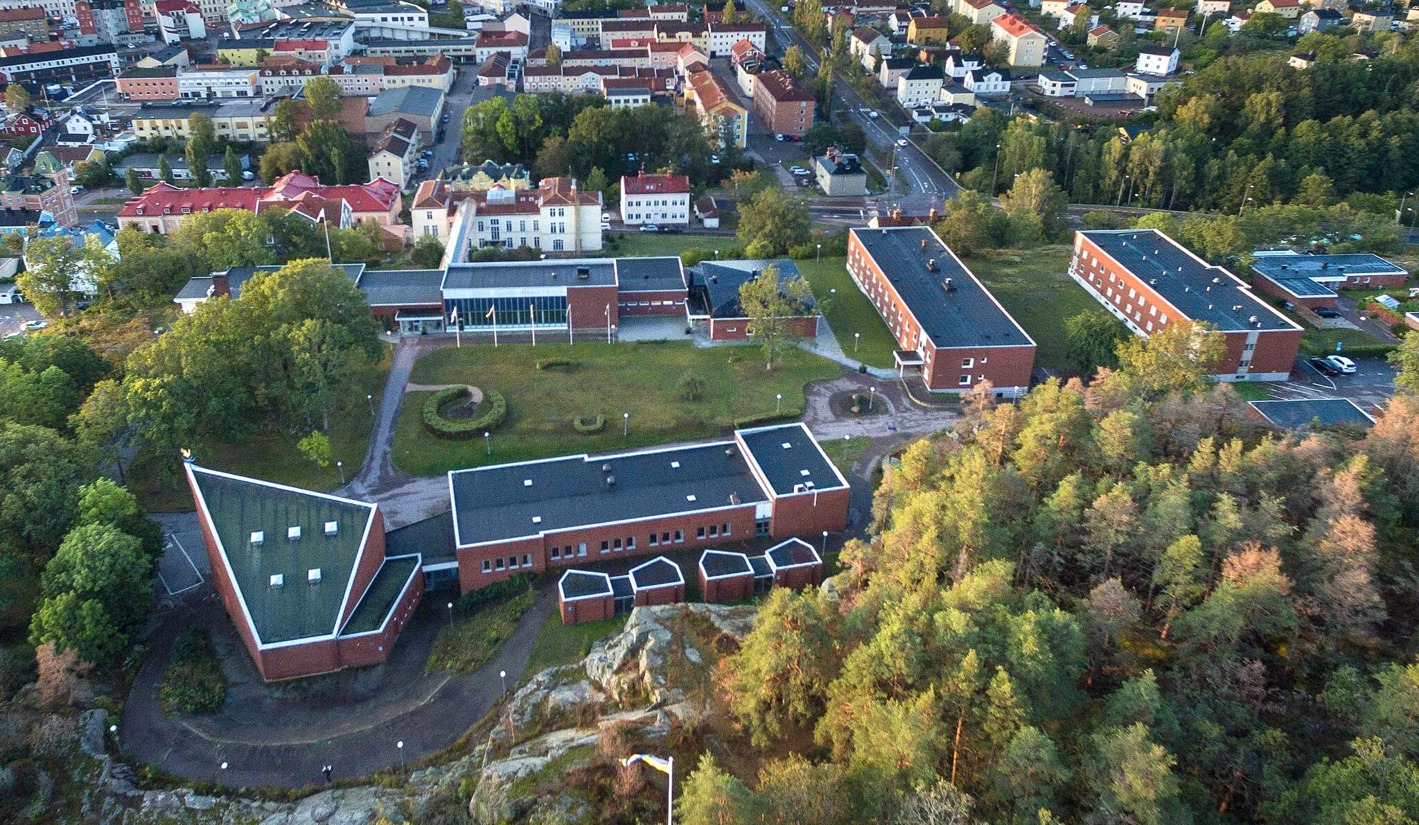Photo showing: Bild på Oskarshamns folkhögskola ovanifrån tagen från vattentornet
