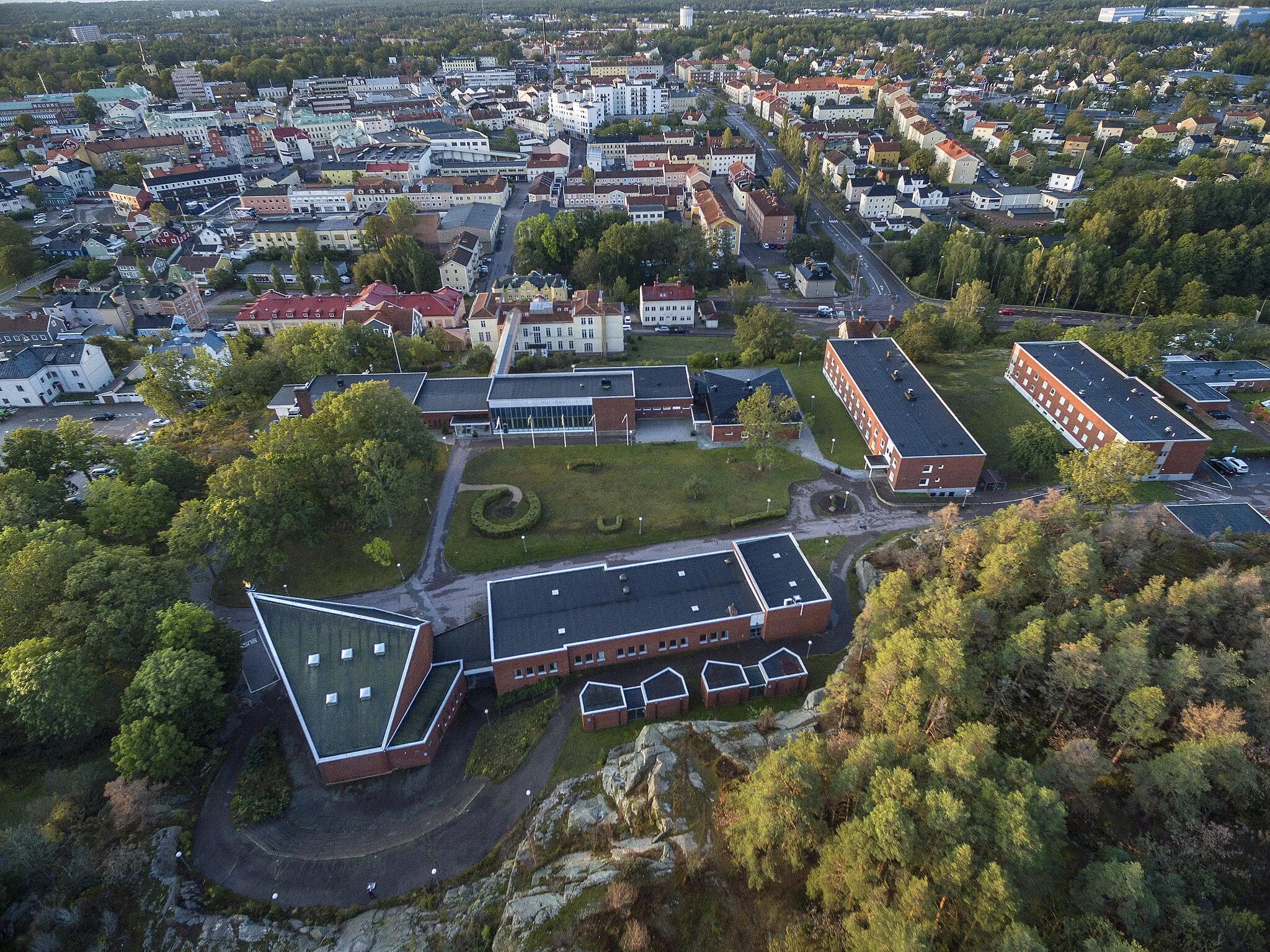 Photo showing: Bild på Oskarshamns Folkhögskola tagen med hjälp av en drönare.
