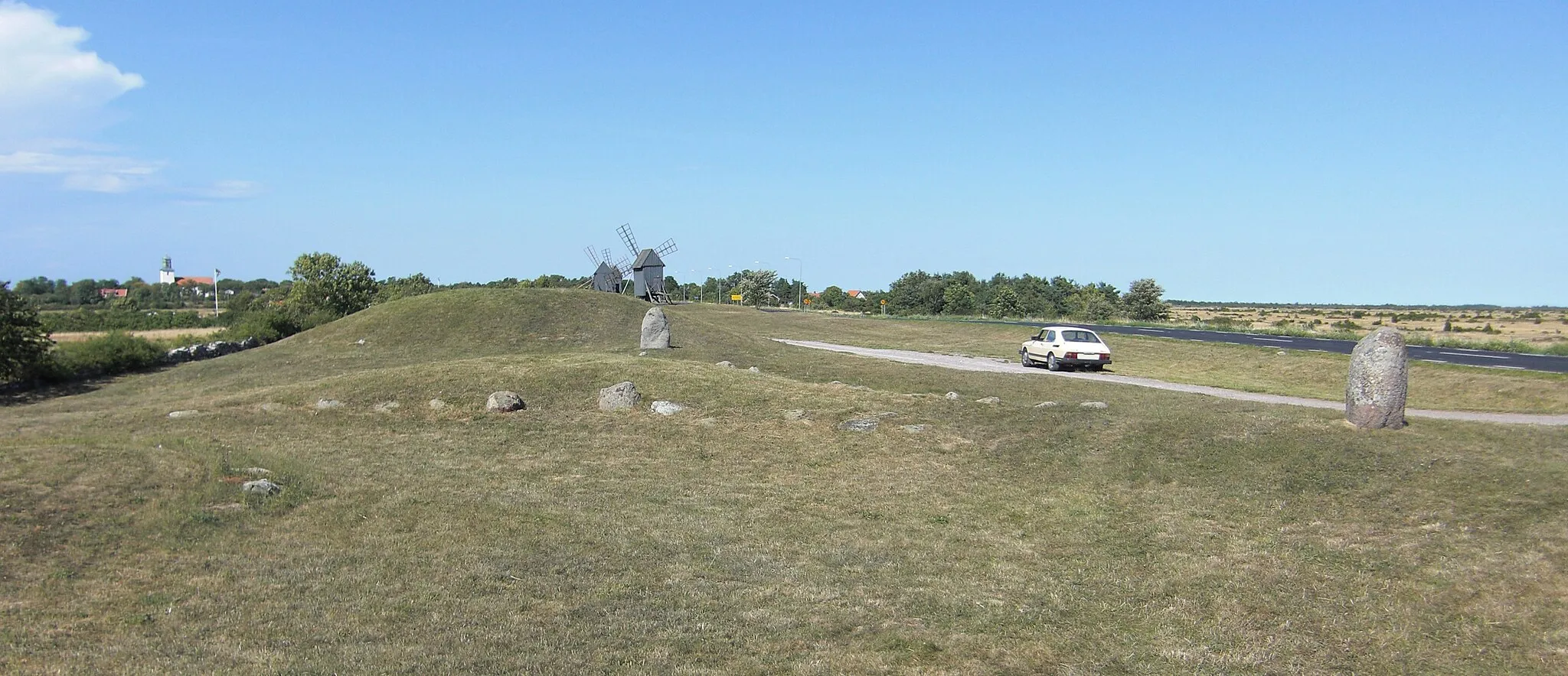 Photo showing: Treudd på järnåldersgravfält (Raä-nr Resmo 40:1) beläget utmed landsvägen i Resmo socken, Mörbylånga kommun, Öland, Kalmar län, Sverige.