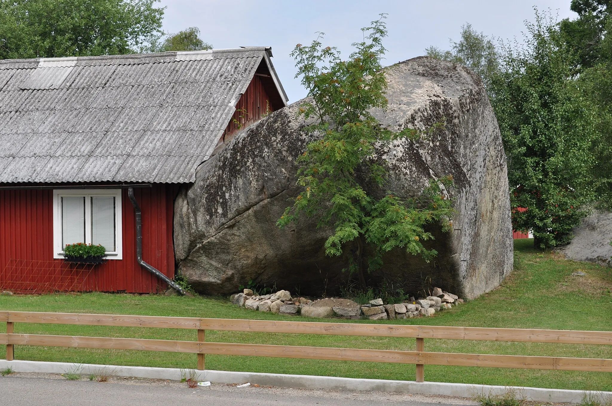 Photo showing: Glacial erratic in Ryd, Amundsryd Parish, Tingsryd Municipality, Kronoberg County, Småland, Sweden.