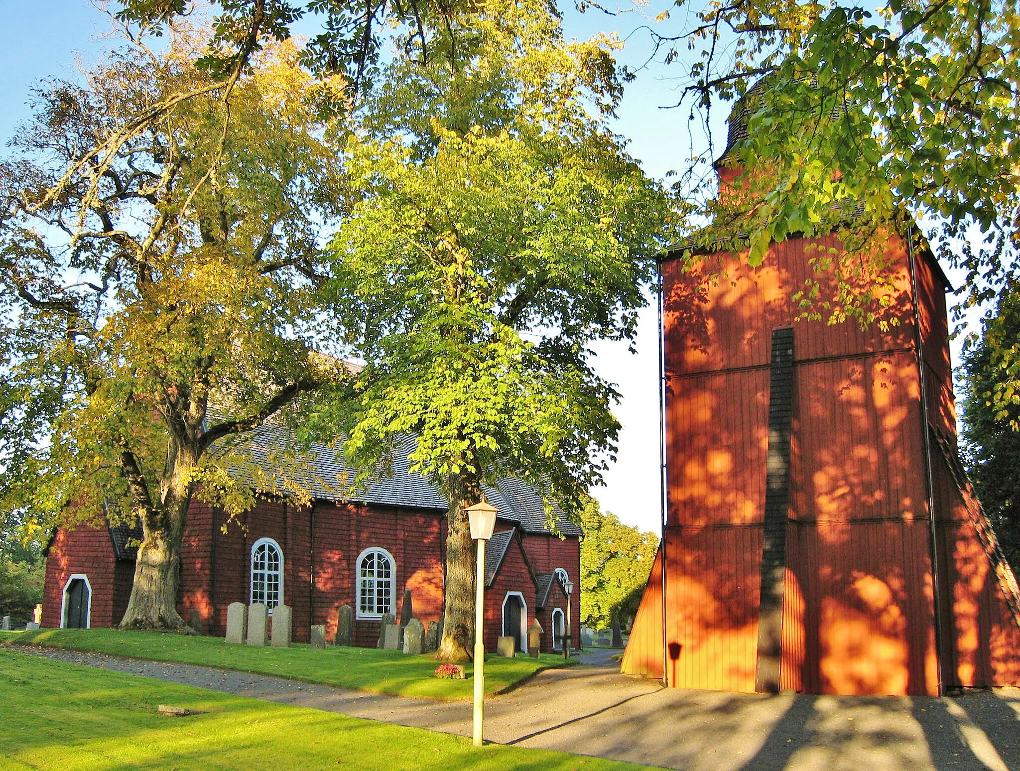 Photo showing: Näshults Church and Bell Tower.