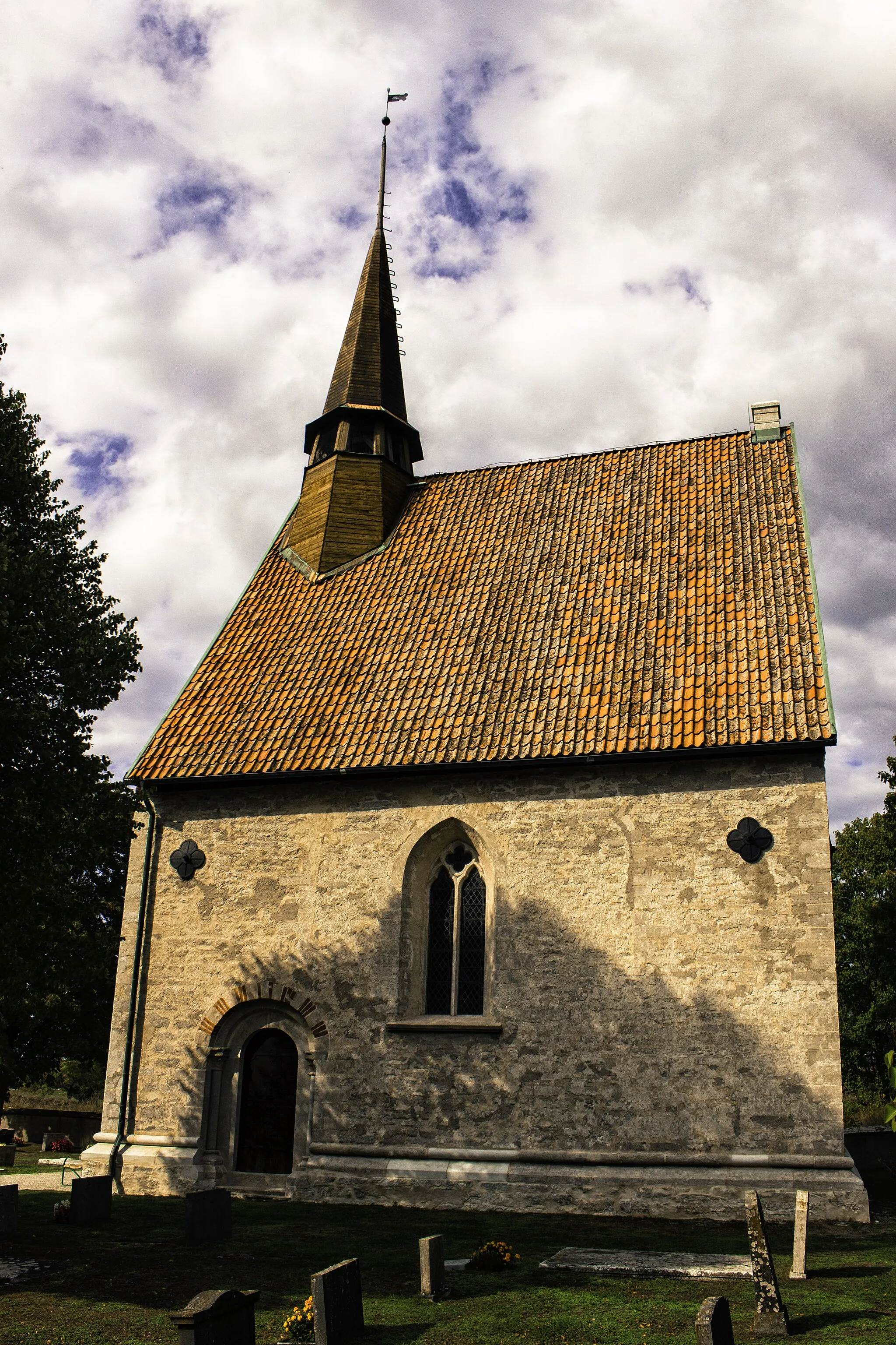 Photo showing: Vista dende o sur da igrexa de Västergarn, na illa sueca de Gotland.