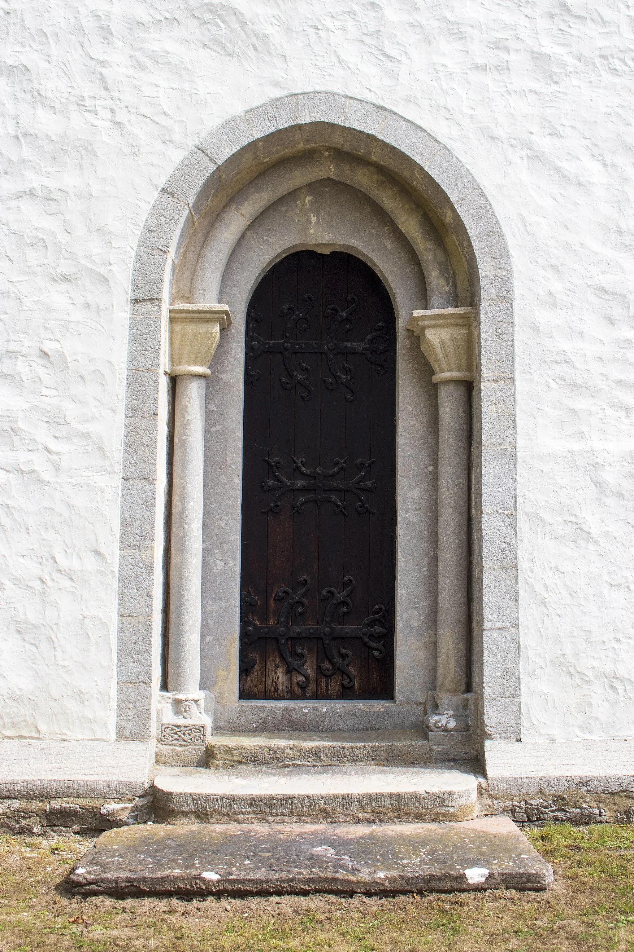 Photo showing: Portal oeste da torre da igrexa de Buttle, na illa sueca de Gotland.