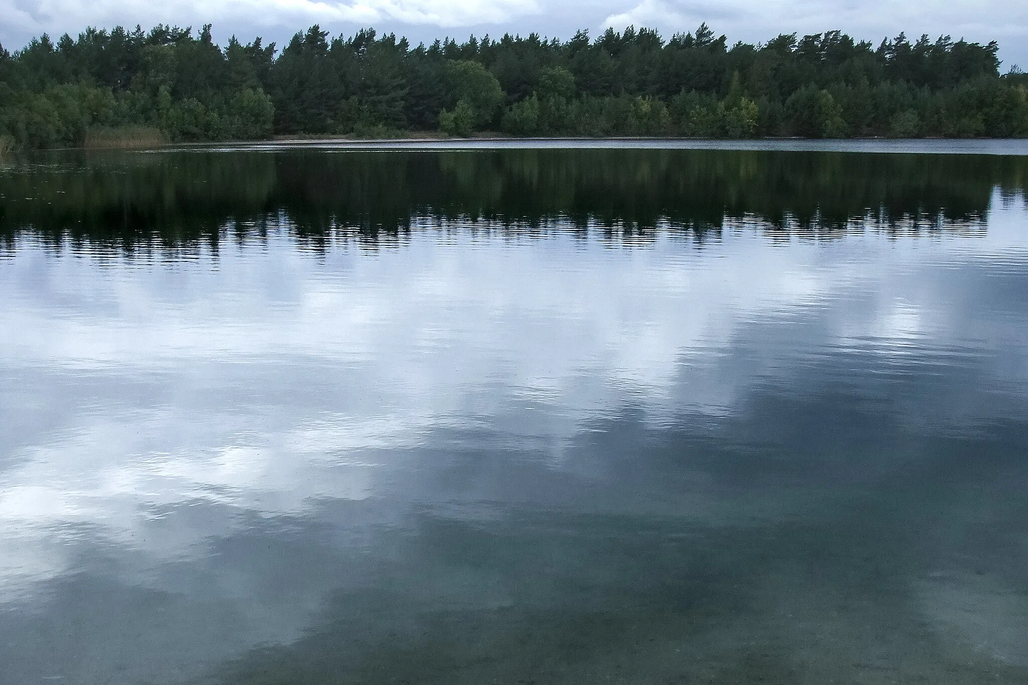 Photo showing: Cloud reflections in the water of the old abandoned limestone quarry in Sikhagen, Gotland, Sweden.