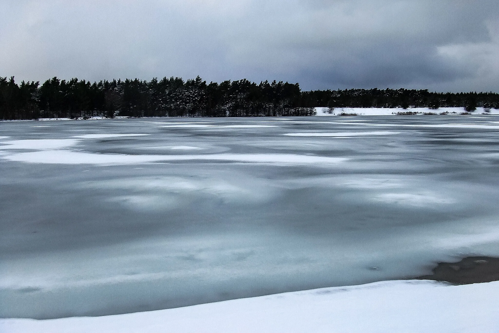 Photo showing: Thin ice on the water of the old abandoned limestone quarry in Sikhagen, Gotland, Sweden.