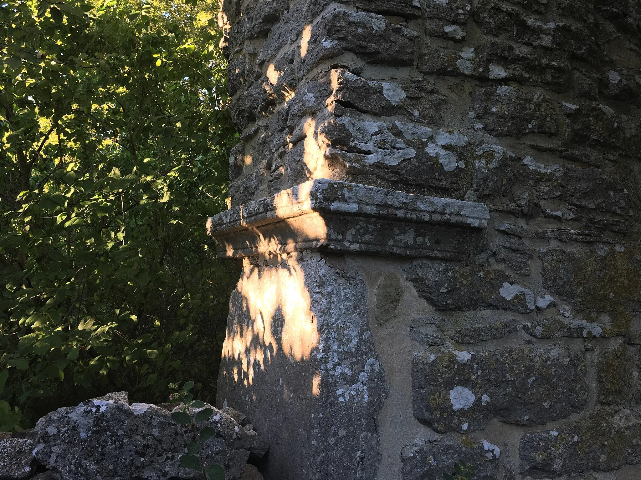 Photo showing: Medeltida gårdsport sydväst om Bro kyrka, RAÄ-nr Bro 26:1 i Bro Socken, Gotland. Detalj.