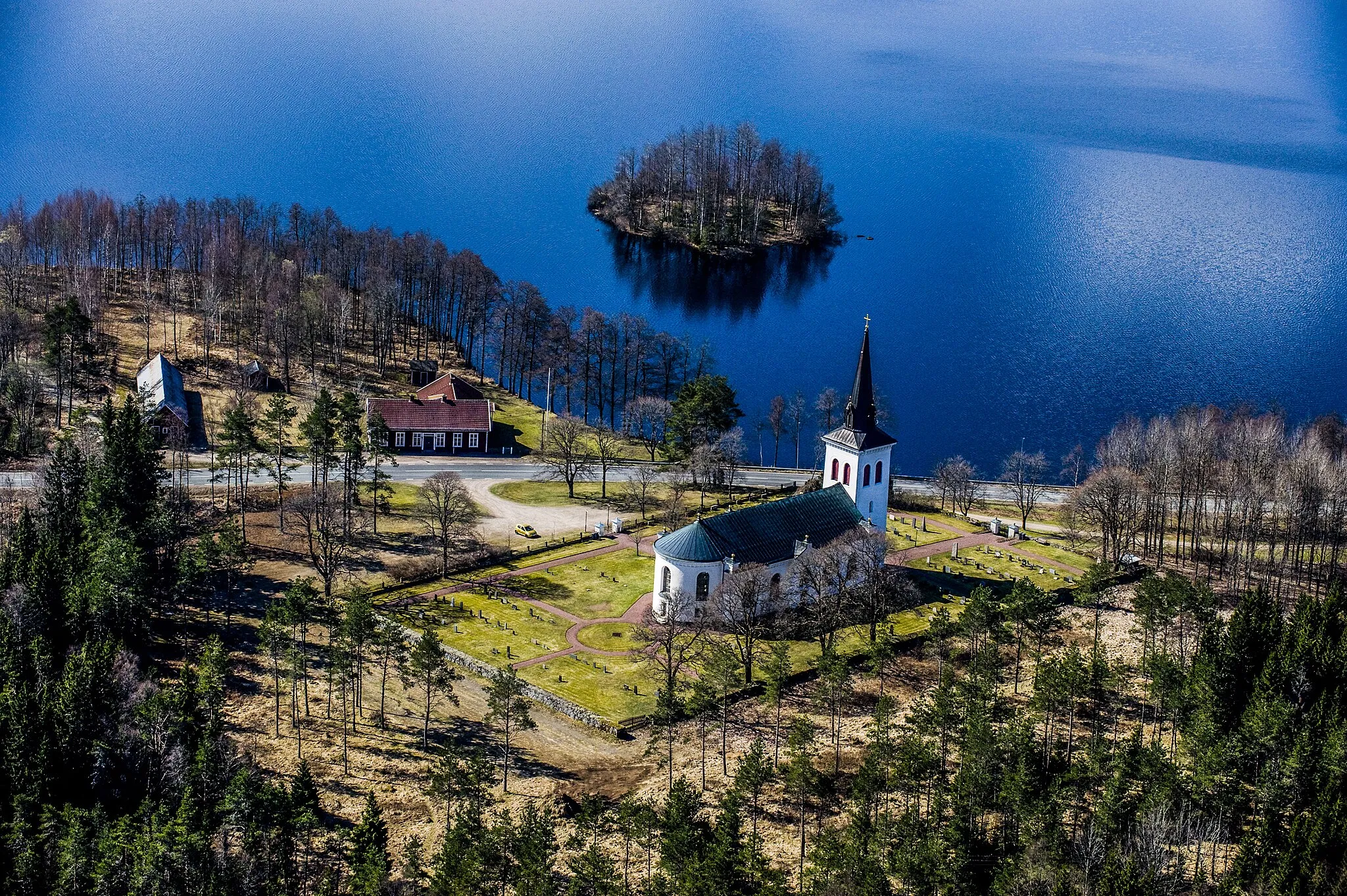 Photo showing: The Almesåkra church from the air