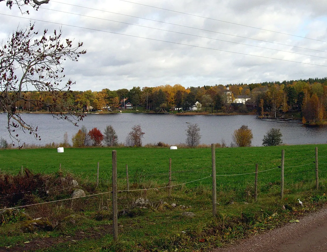 Photo showing: Trehörnasjön med Trehörna kyrka