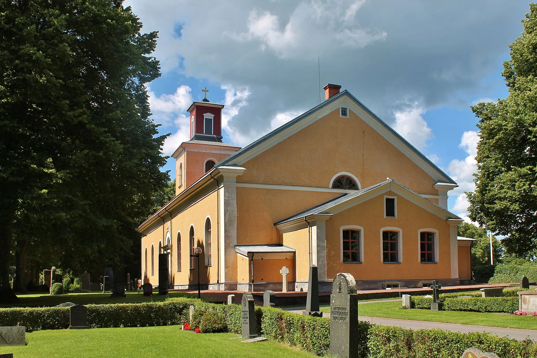 Photo showing: Ålems Church.The years 1829 - 1830 the church was built in the Empire style, designed by Samuel Enander. On 30 September 1832 the church was inaugurated by Bishop Anders Carlsson af Kullberg.